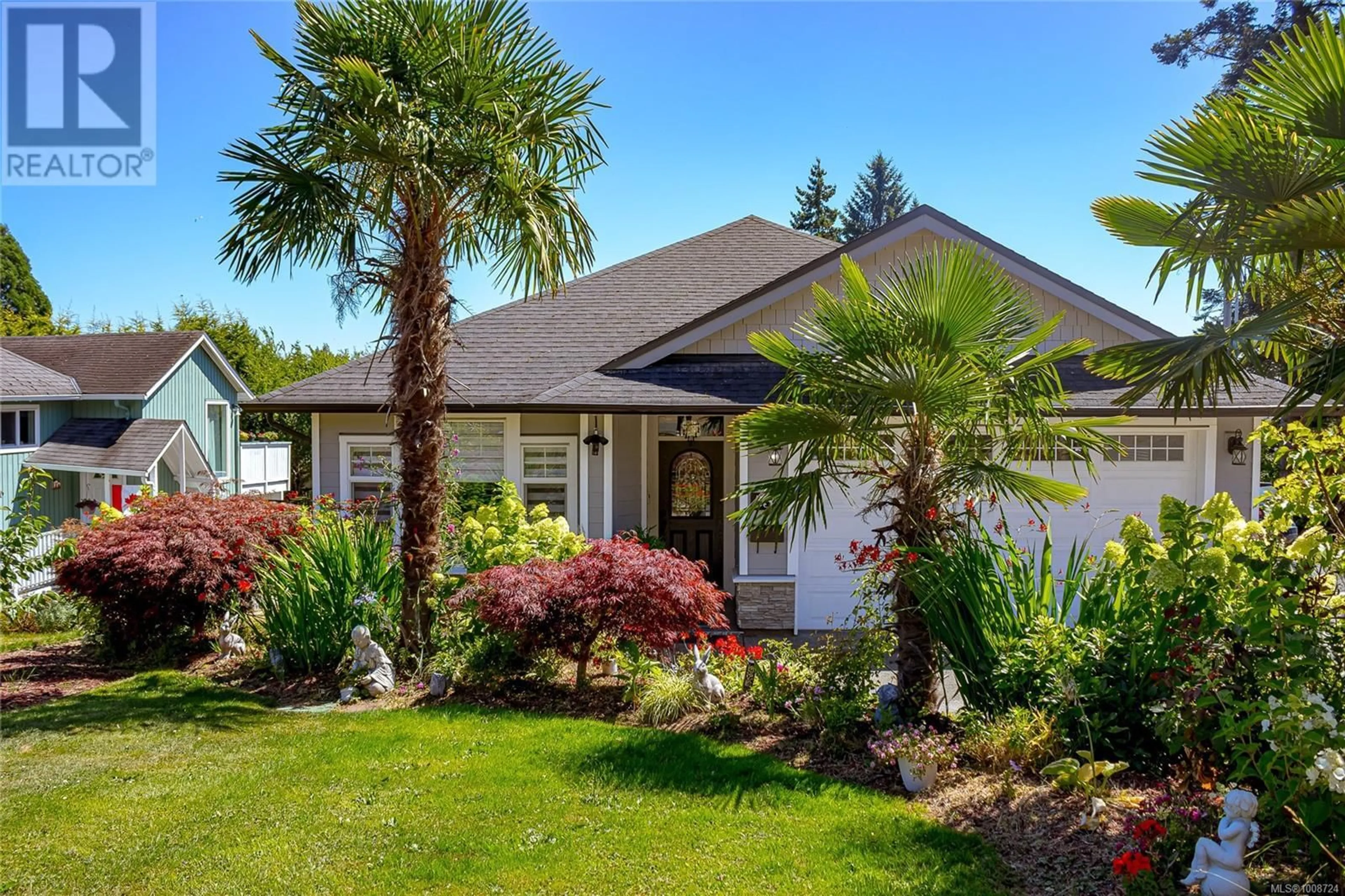 Home with vinyl exterior material, street for 555 LEASIDE AVENUE, Saanich British Columbia V8Z2K9