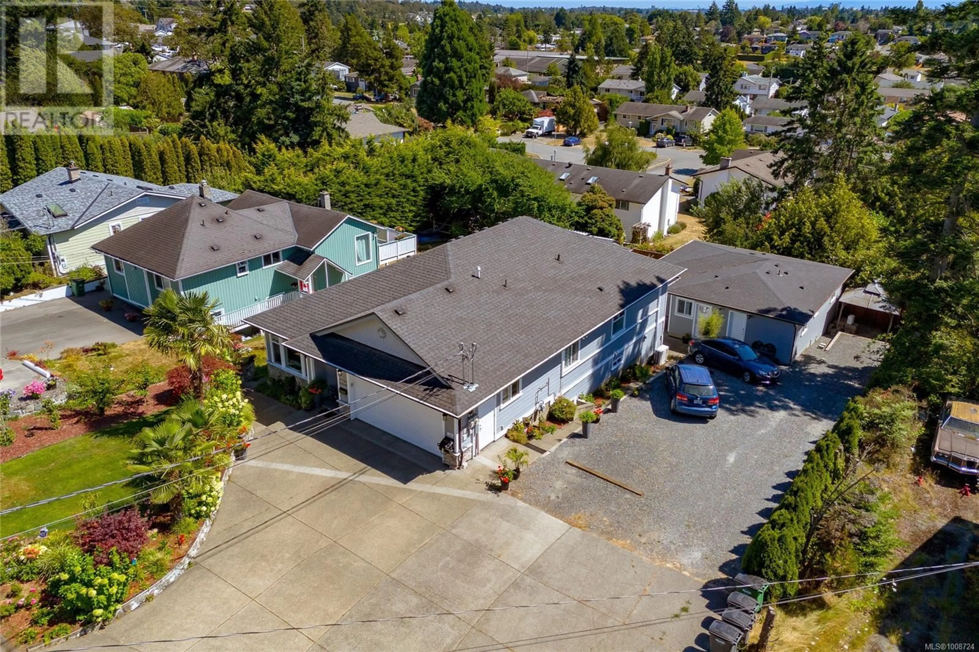 A pic from outside/outdoor area/front of a property/back of a property/a pic from drone, street for 555 LEASIDE AVENUE, Saanich British Columbia V8Z2K9
