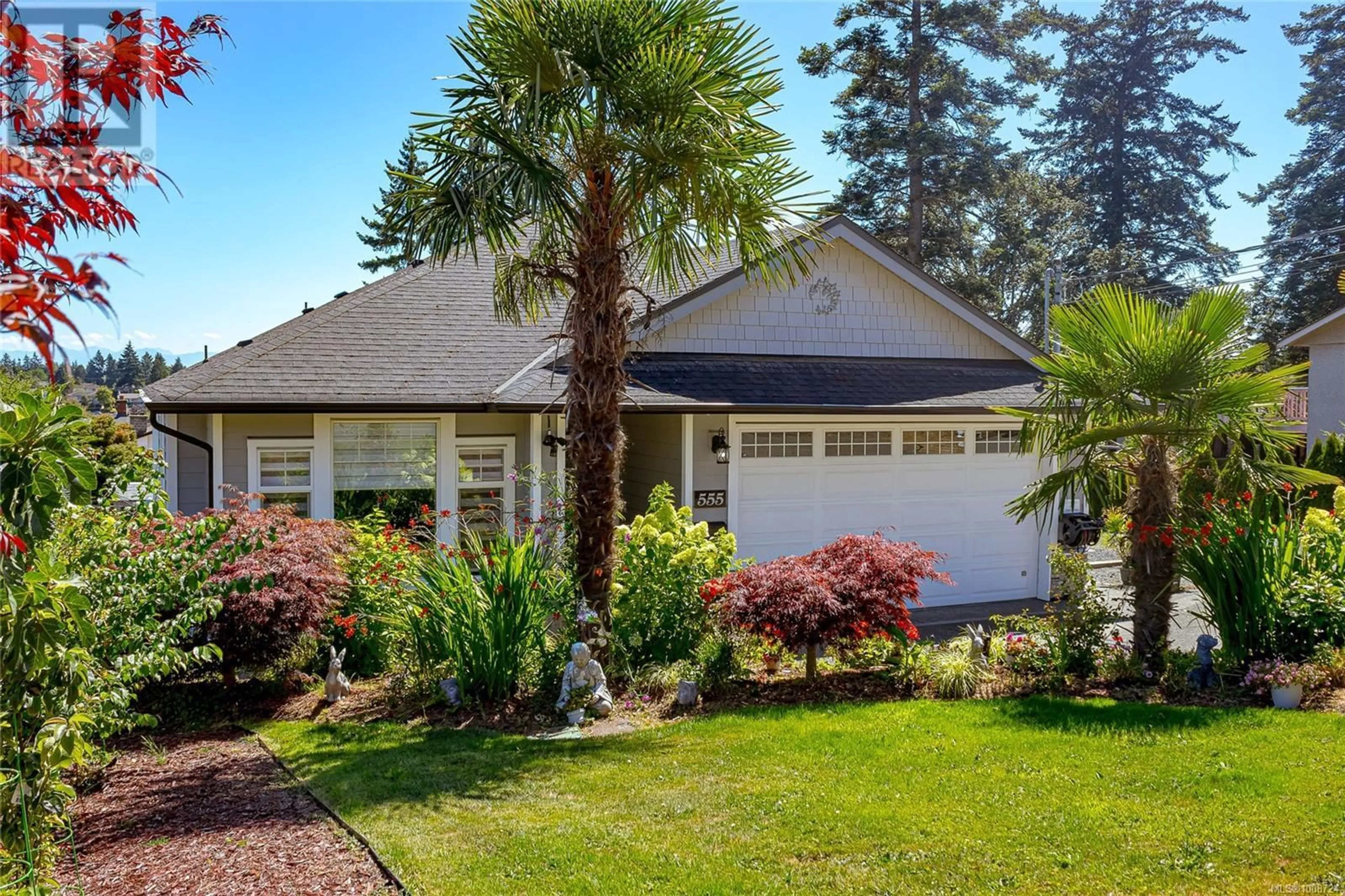 Home with vinyl exterior material, street for 555 LEASIDE AVENUE, Saanich British Columbia V8Z2K9