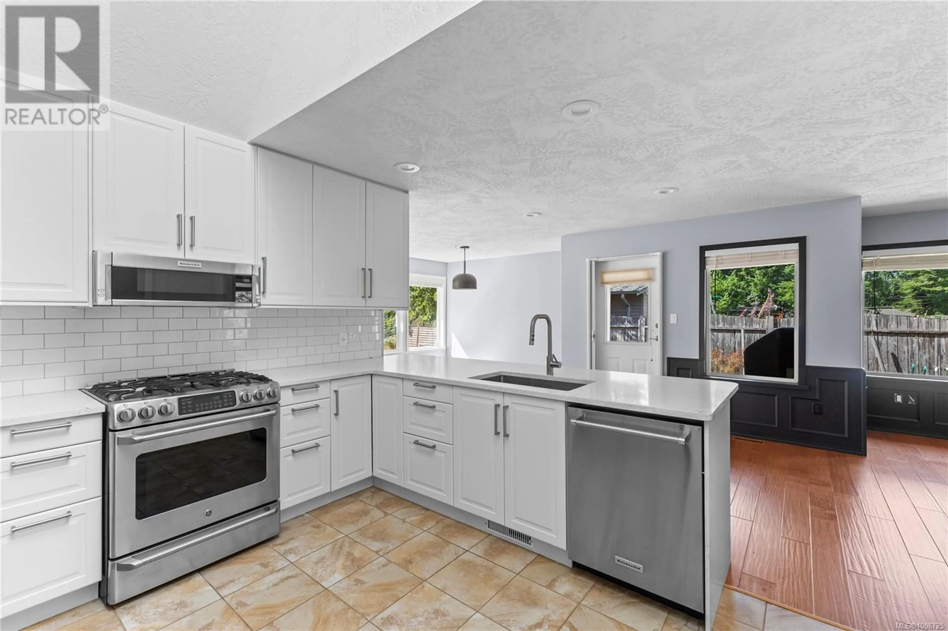 Open concept kitchen, ceramic/tile floor for 8840 HENDERSON AVENUE, Black Creek British Columbia V9J1A6