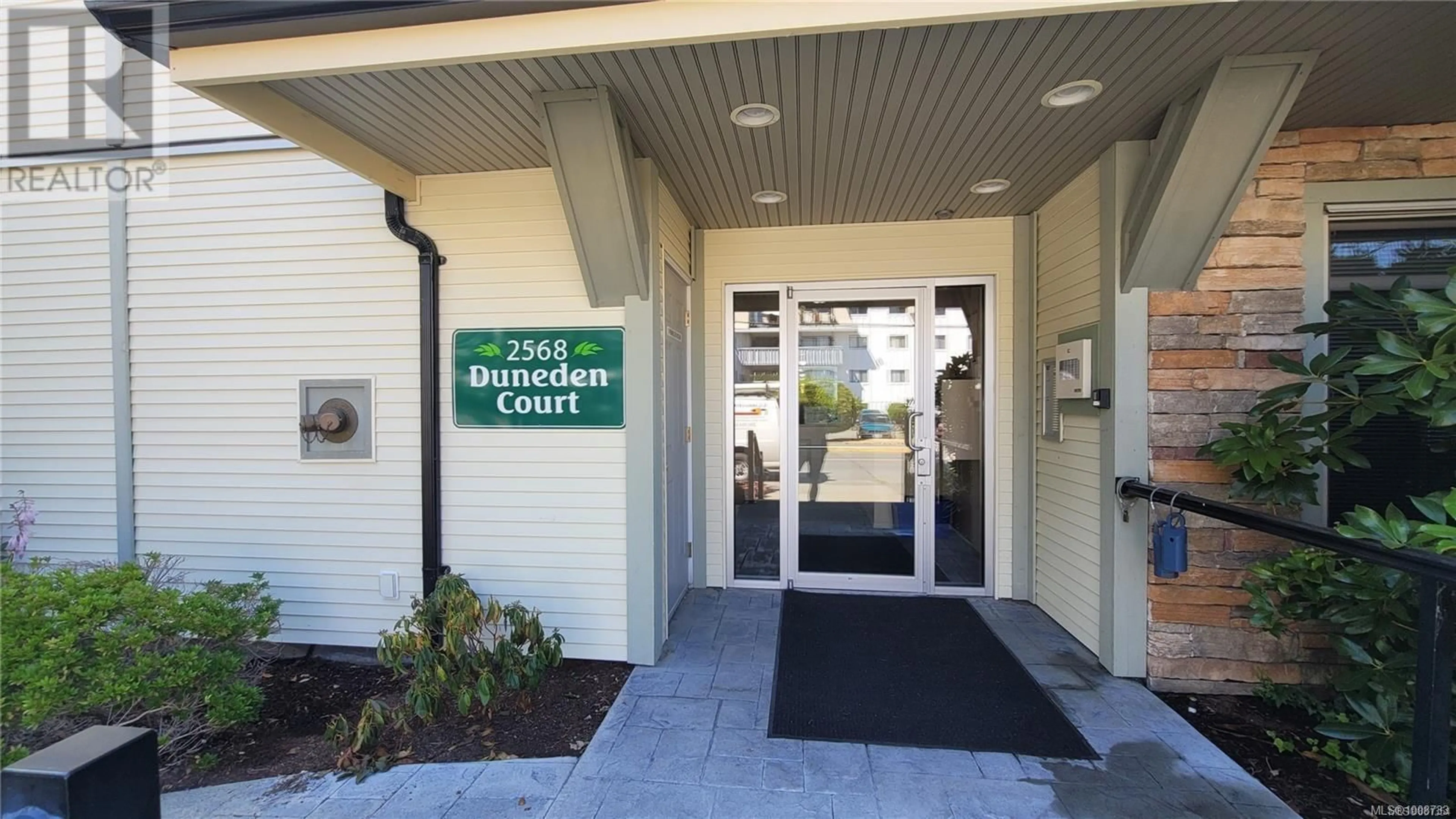 Indoor foyer for 302 - 2568 DINGWALL STREET, Duncan British Columbia V9L2Y9