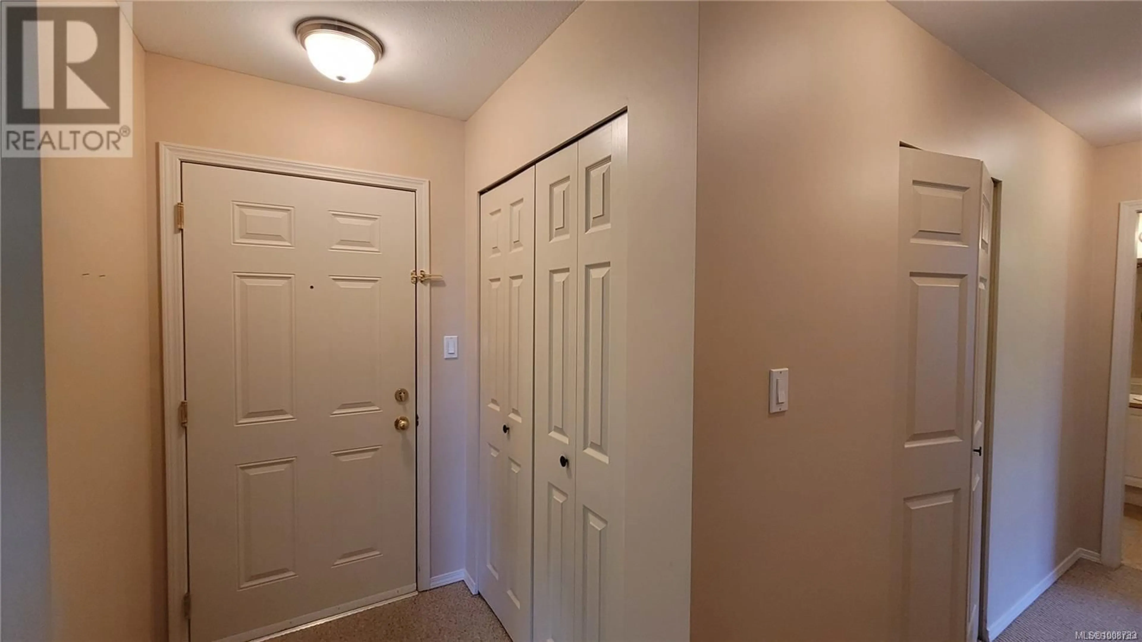 Indoor entryway for 302 - 2568 DINGWALL STREET, Duncan British Columbia V9L2Y9