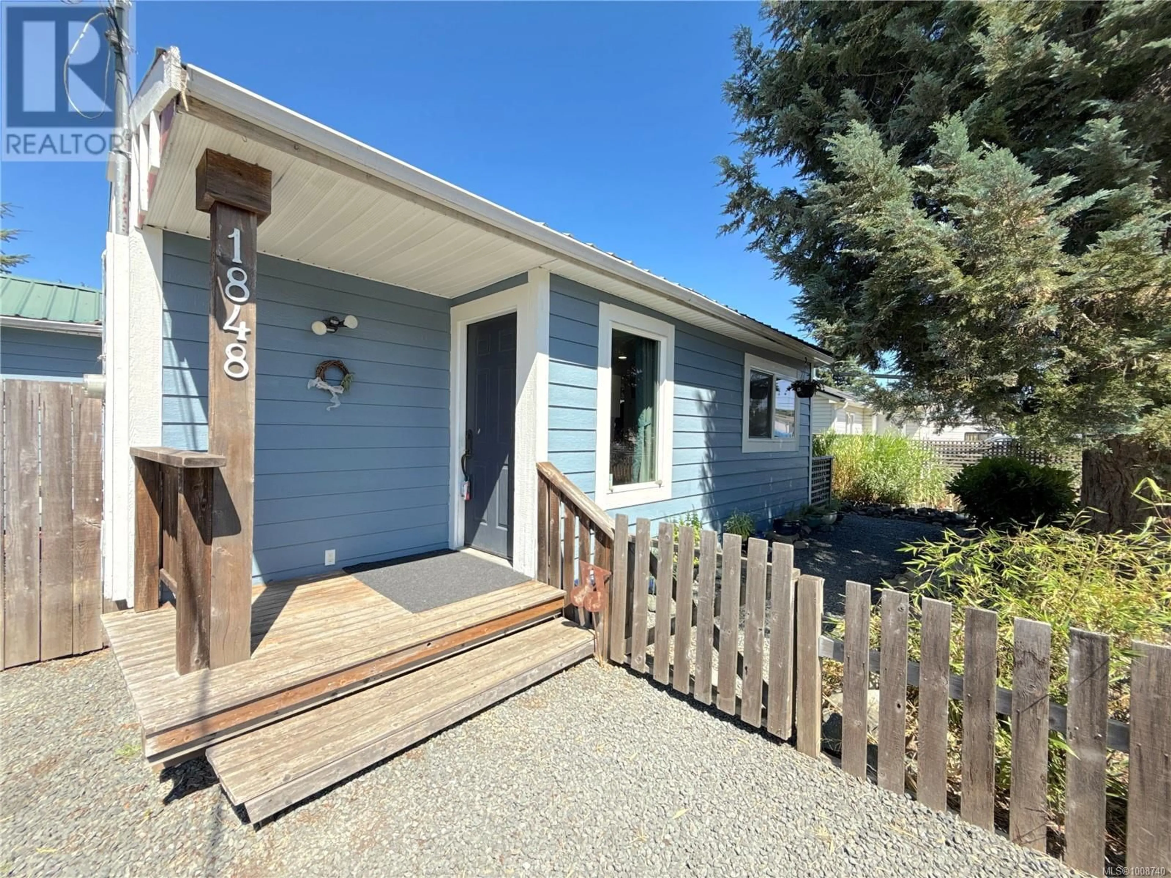 Home with vinyl exterior material, street for 1848 15TH AVENUE, Campbell River British Columbia V9W4J9