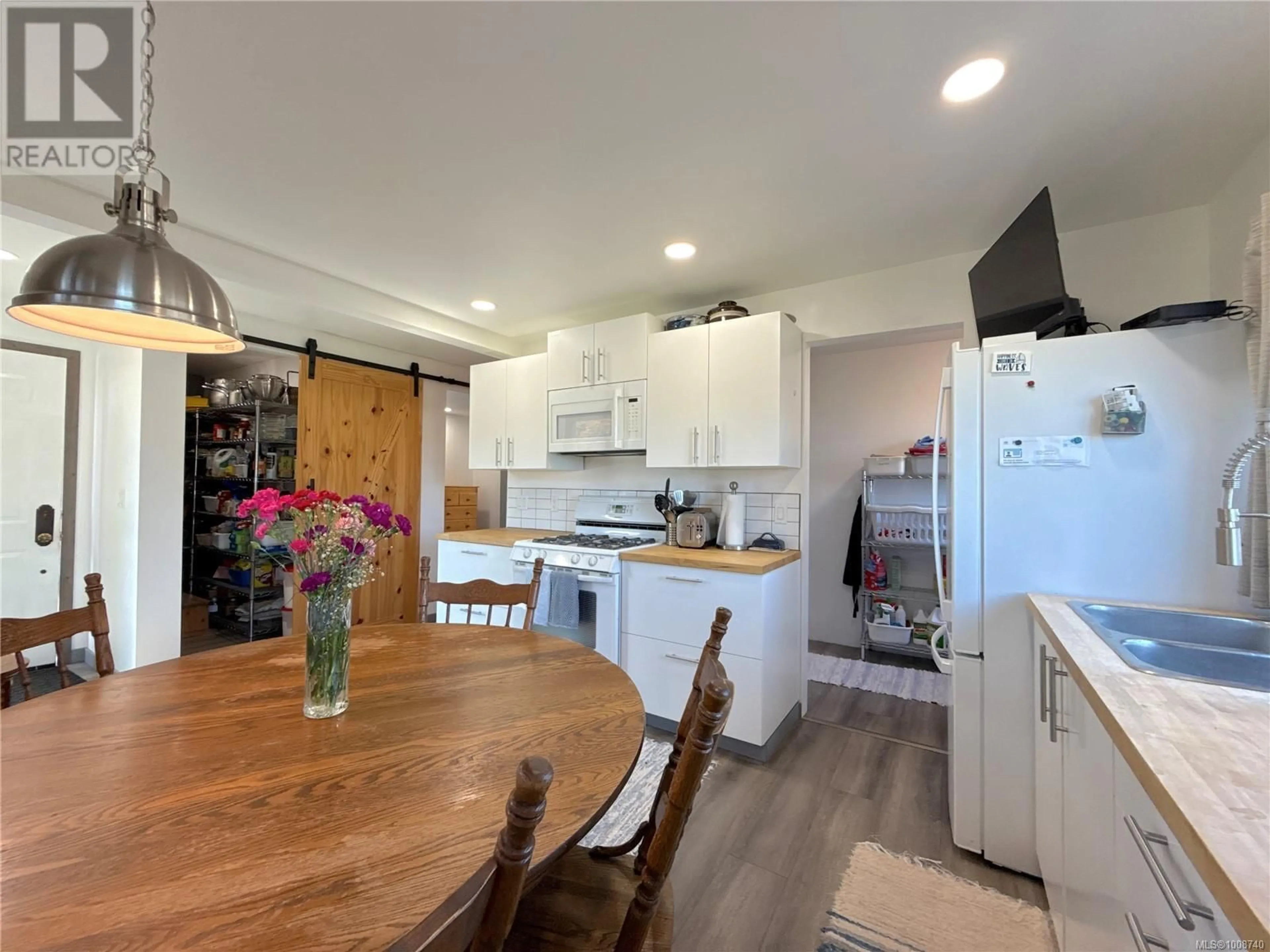 Open concept kitchen, wood/laminate floor for 1848 15TH AVENUE, Campbell River British Columbia V9W4J9