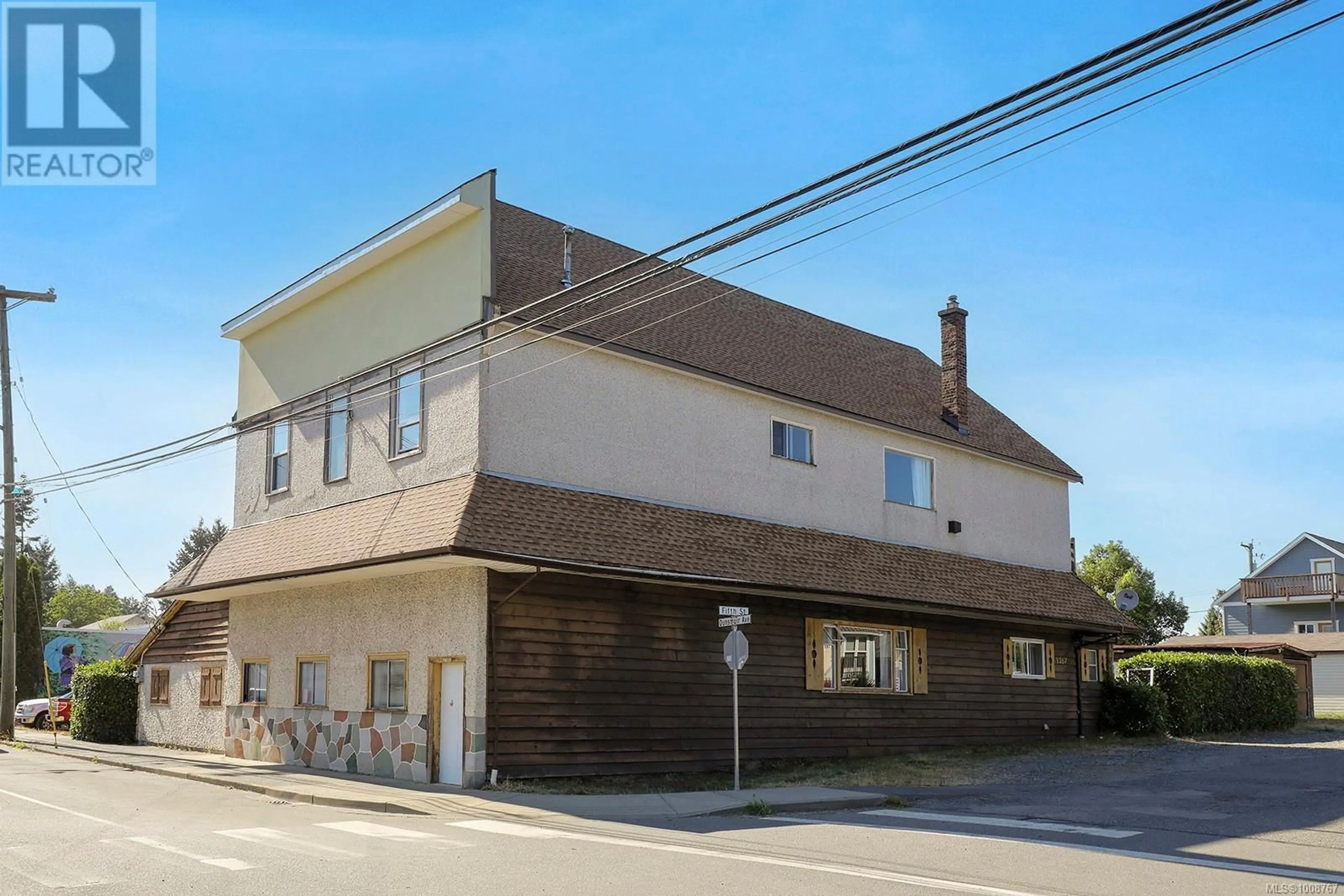 Patio, building for 2780 DUNSMUIR AVENUE, Cumberland British Columbia V0R1S0