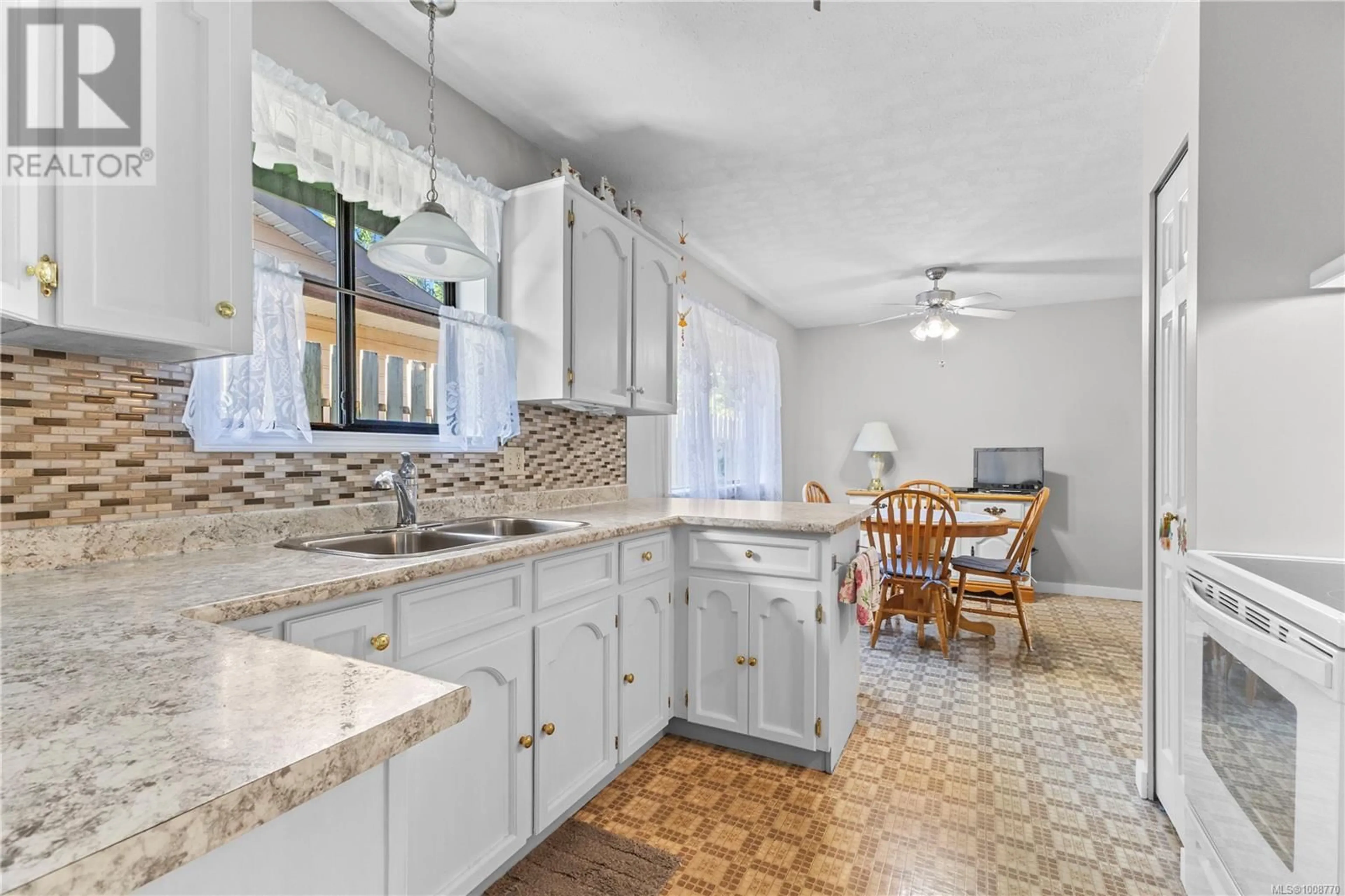 Open concept kitchen, ceramic/tile floor for 2950 COUNTRY CLOSE, Campbell River British Columbia V9W6X6