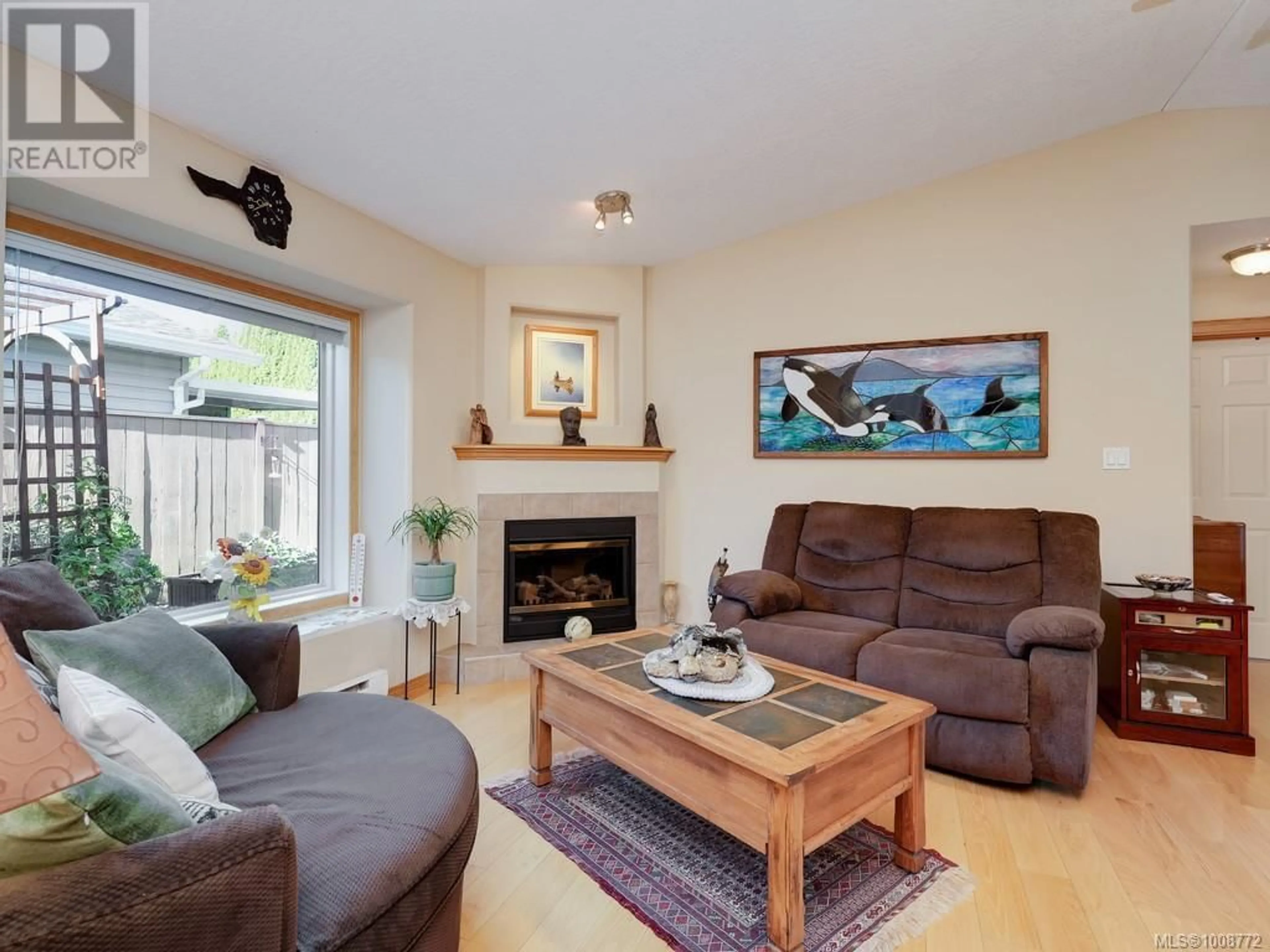 Living room with furniture, wood/laminate floor for 47 - 7570 TETAYUT ROAD, Central Saanich British Columbia V8M2H4