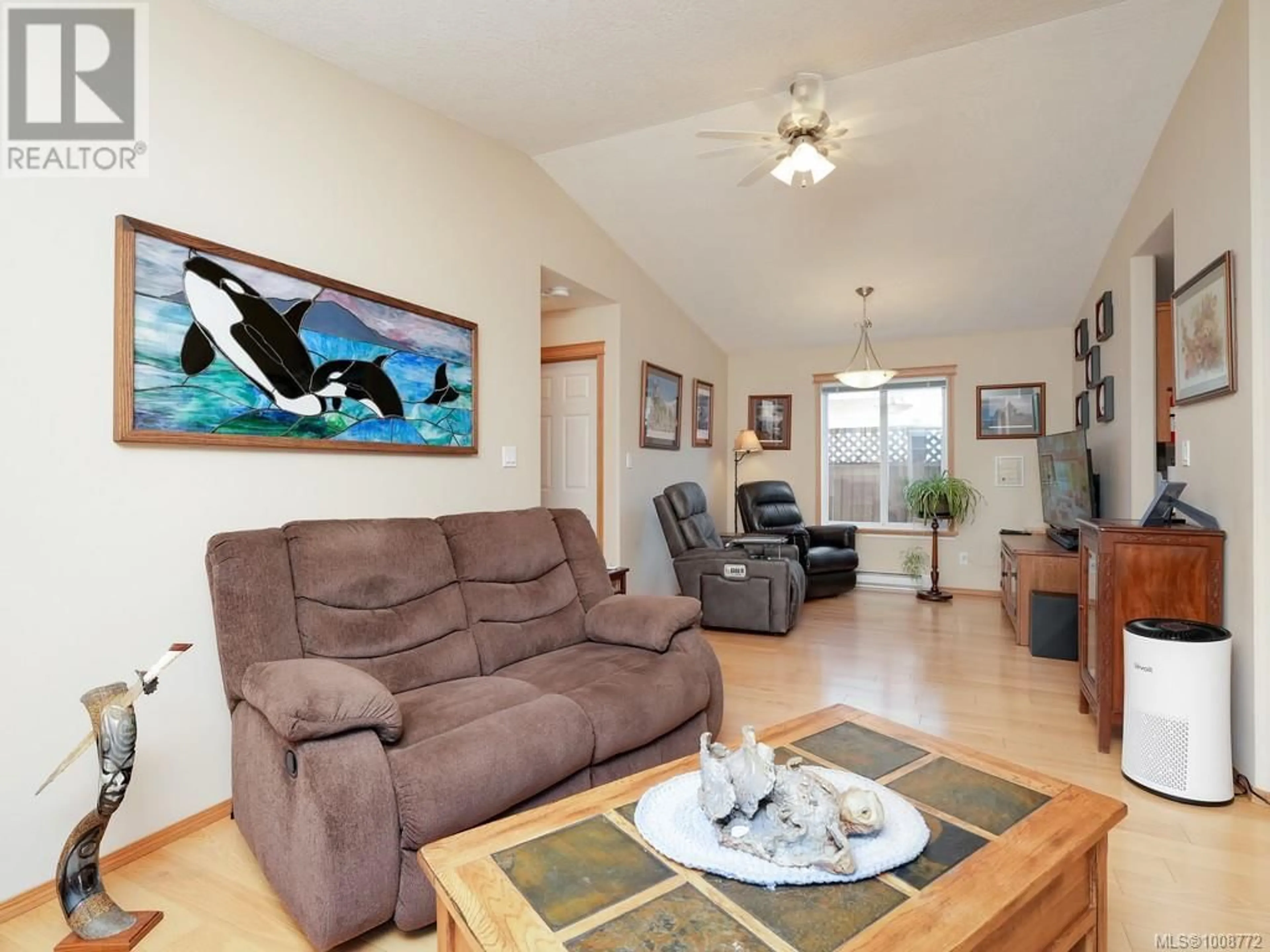 Living room with furniture, wood/laminate floor for 47 - 7570 TETAYUT ROAD, Central Saanich British Columbia V8M2H4