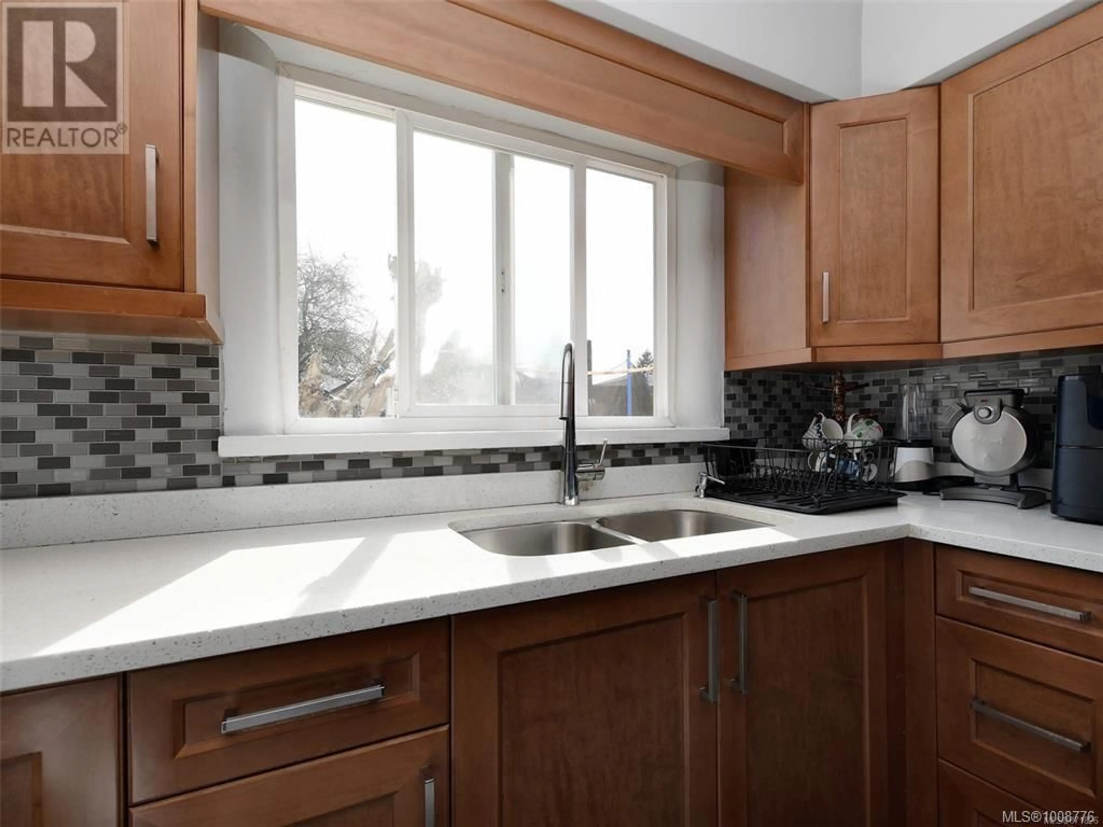 Standard kitchen, ceramic/tile floor for 85 BATTLEFORD AVENUE, Saanich British Columbia V8Z1K5