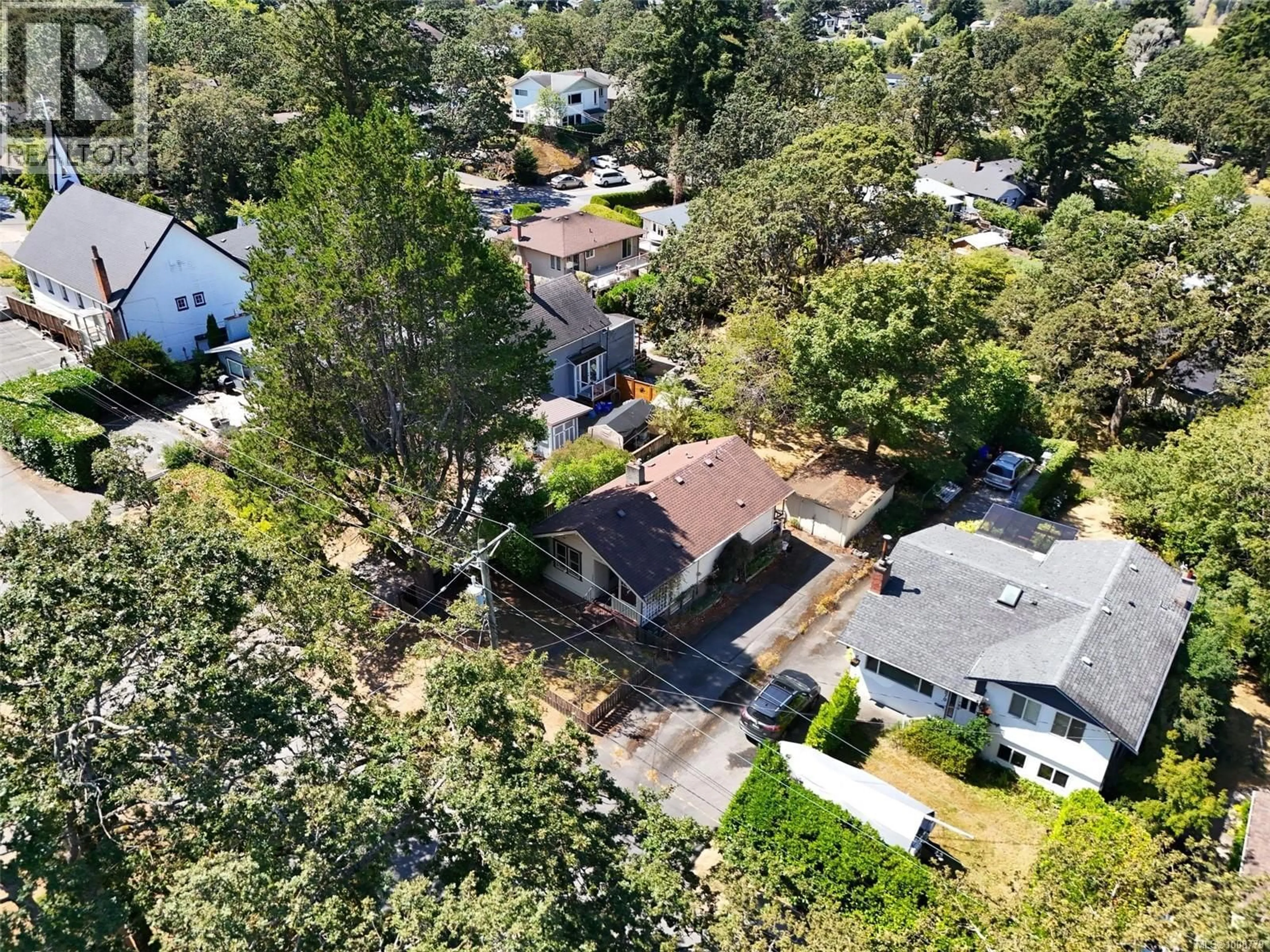 A pic from outside/outdoor area/front of a property/back of a property/a pic from drone, street for 3860 SAVANNAH AVENUE, Saanich British Columbia V8X1T5