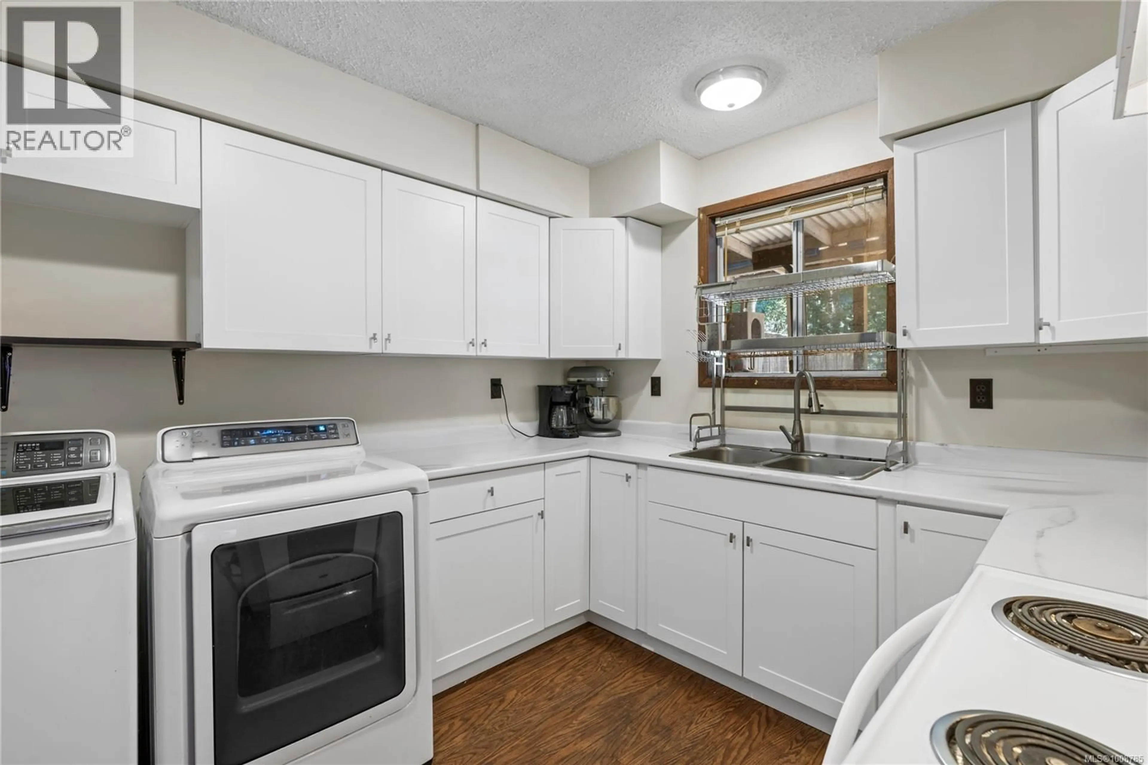 Standard kitchen, unknown for 103/105 DUGGAN PLACE, Nanaimo British Columbia V9T3W7