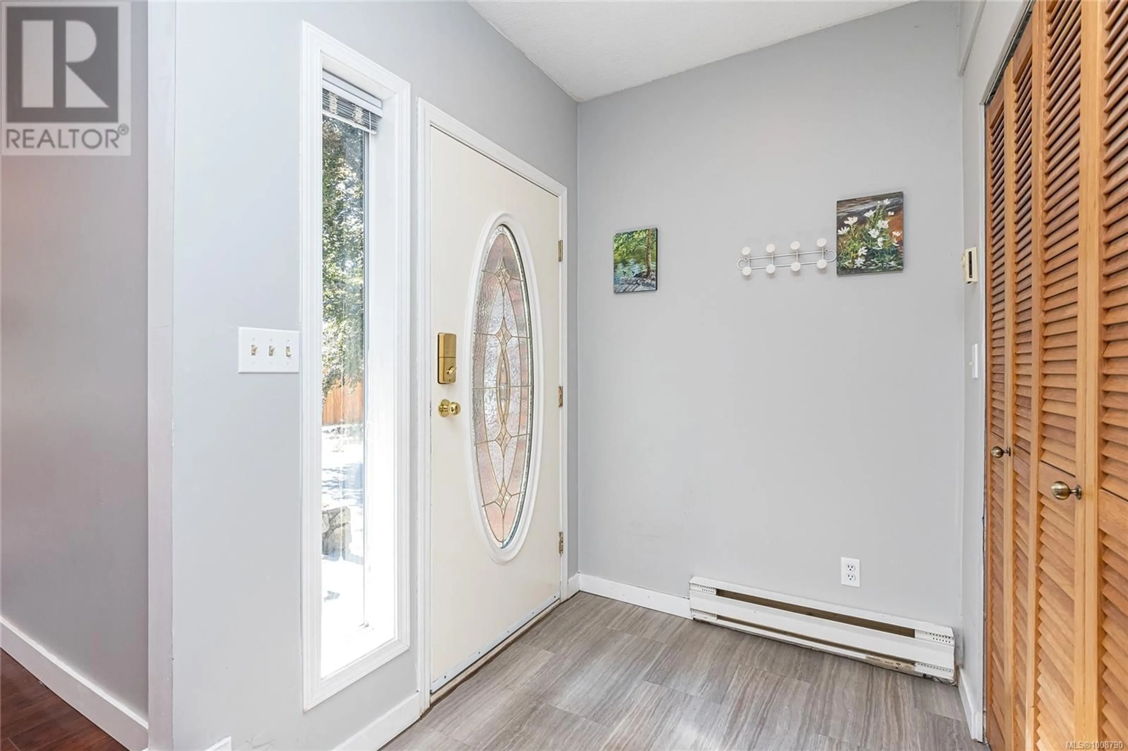 Indoor entryway for 4166 CROSSHAVEN CLOSE, Saanich British Columbia V8X4H3