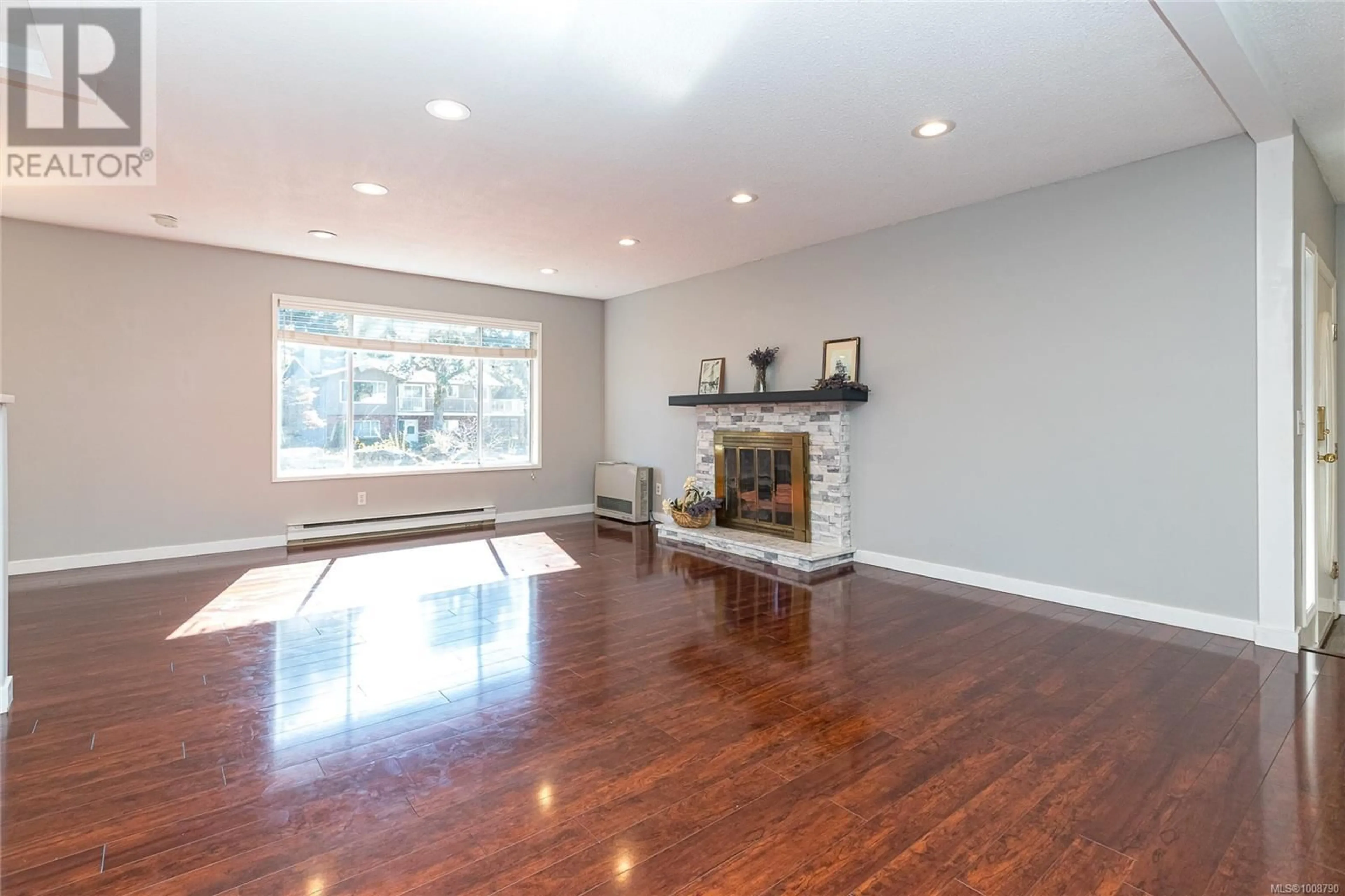 Living room with furniture, wood/laminate floor for 4166 CROSSHAVEN CLOSE, Saanich British Columbia V8X4H3
