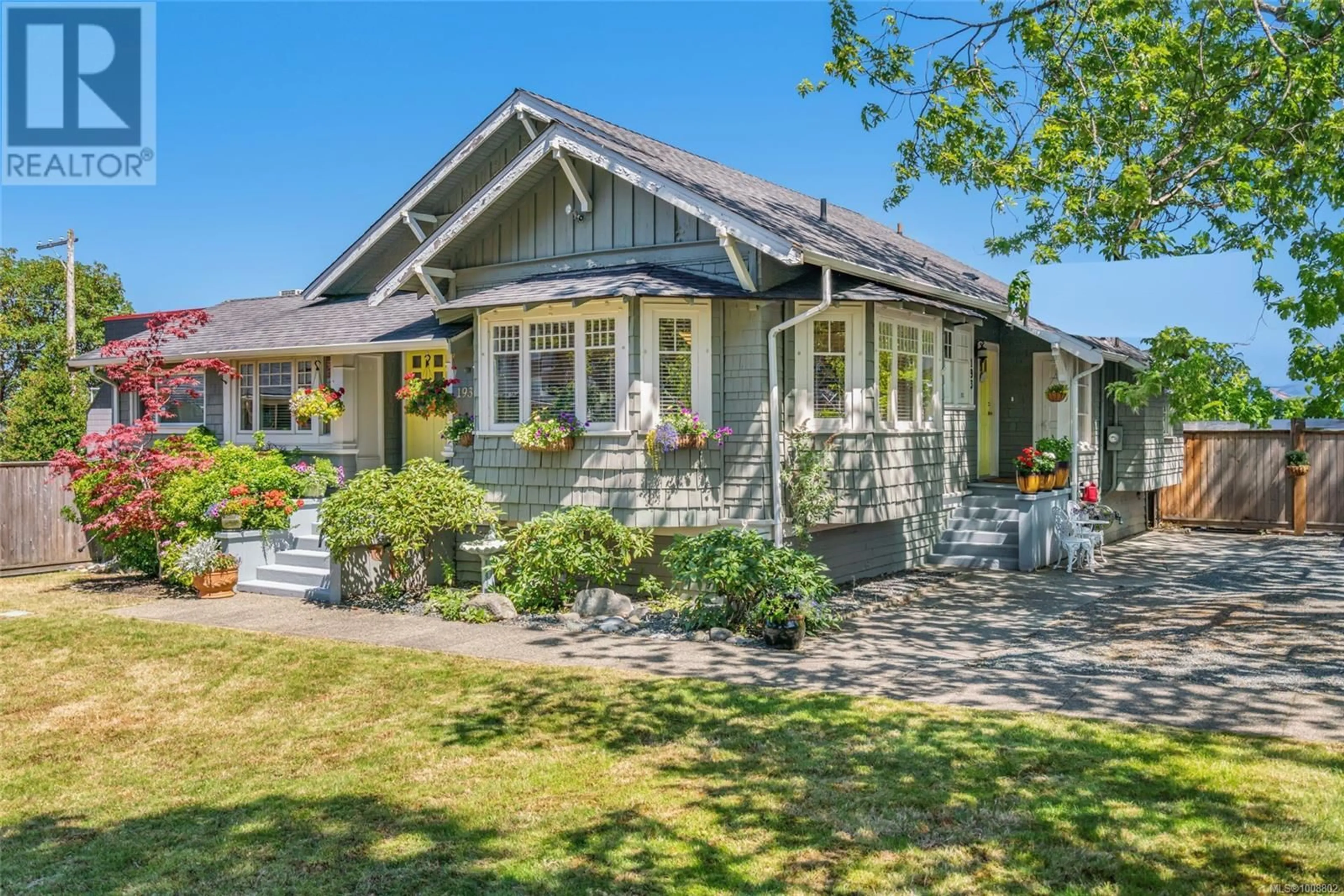 Home with vinyl exterior material, street for 193 MEMORIAL AVENUE, Parksville British Columbia V9P1K7