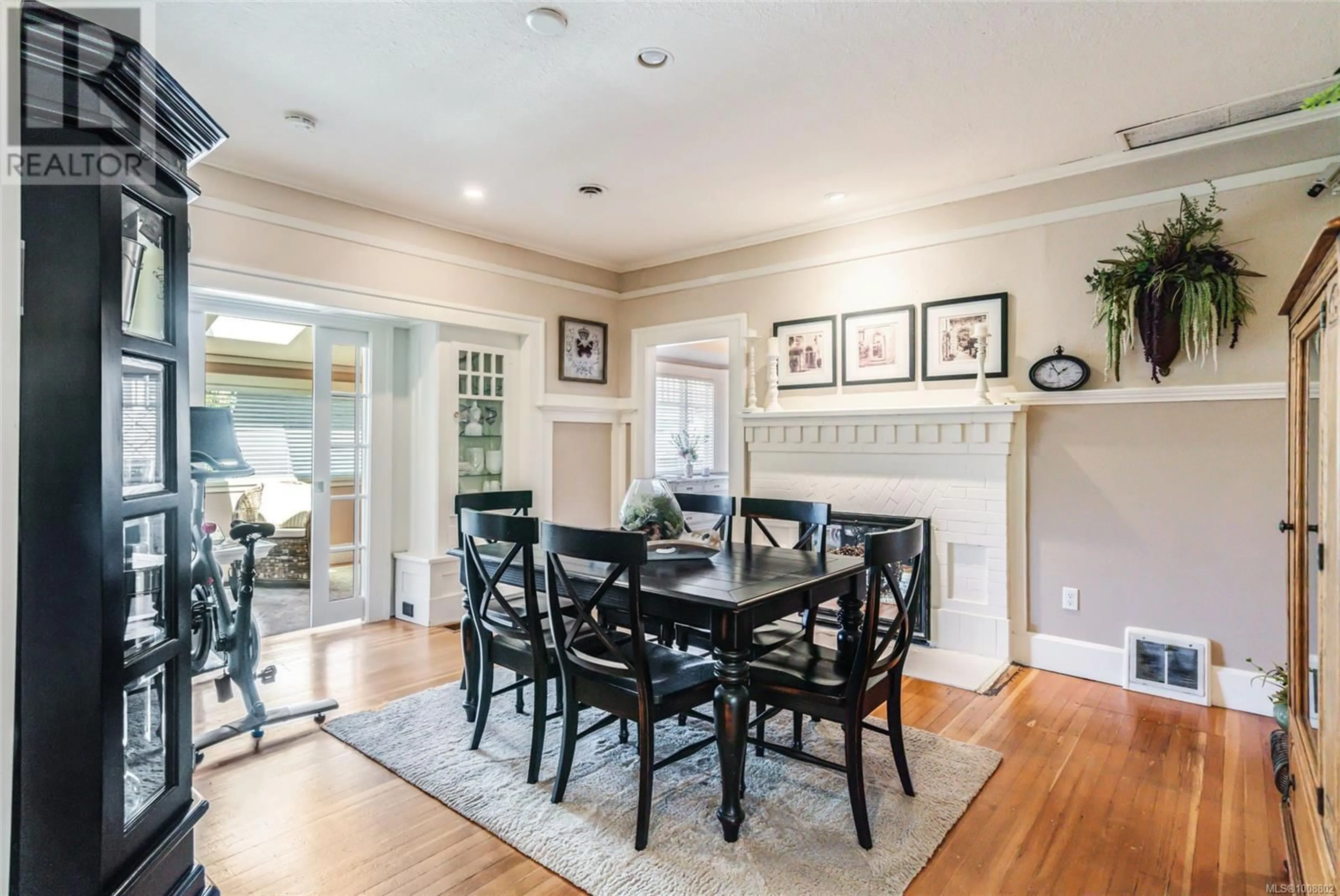 Dining room, wood/laminate floor for 193 MEMORIAL AVENUE, Parksville British Columbia V9P1K7