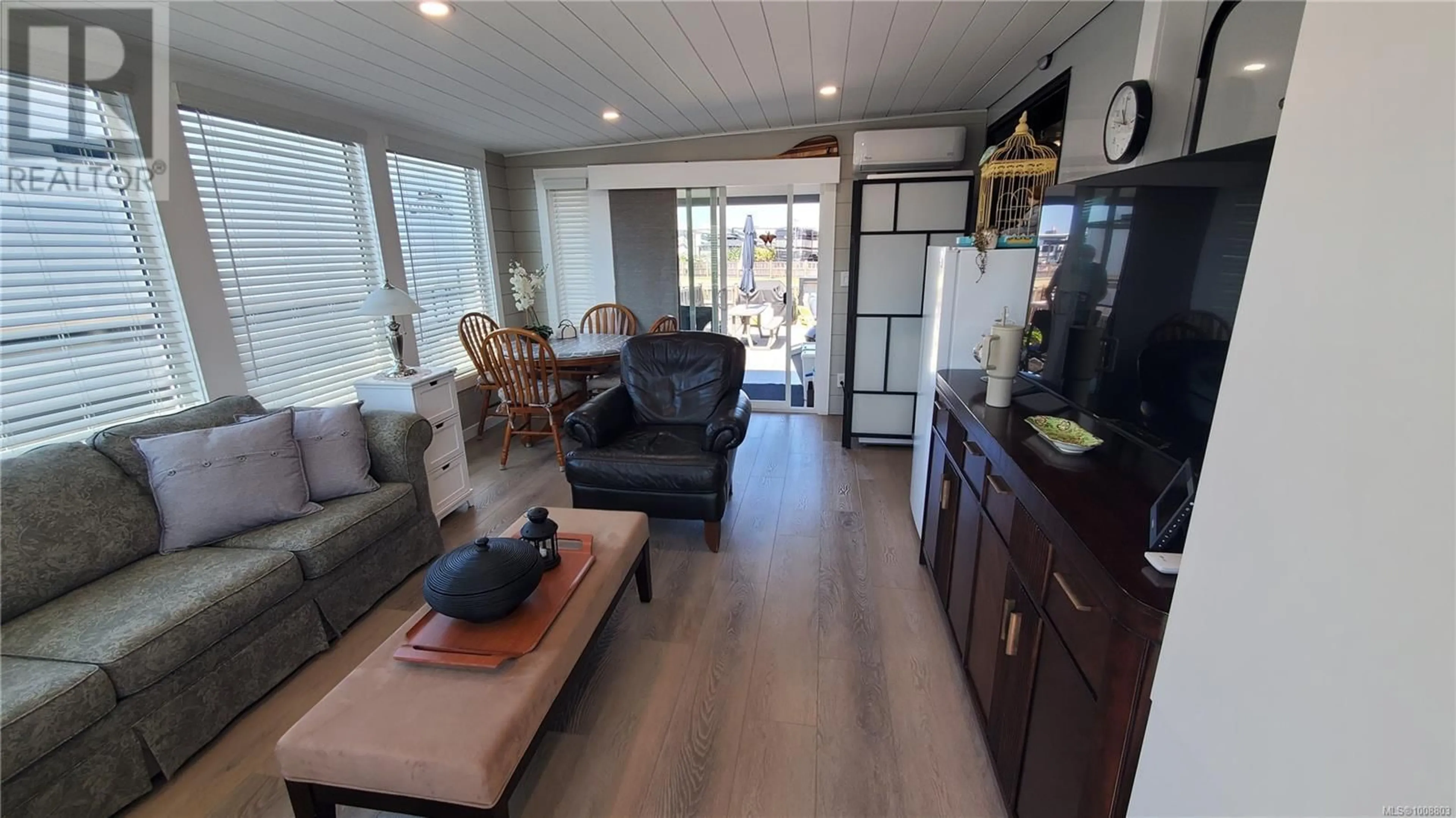 Living room with furniture, wood/laminate floor for C279 - 200 CORFIELD STREET NORTH, Parksville British Columbia V9P2S5