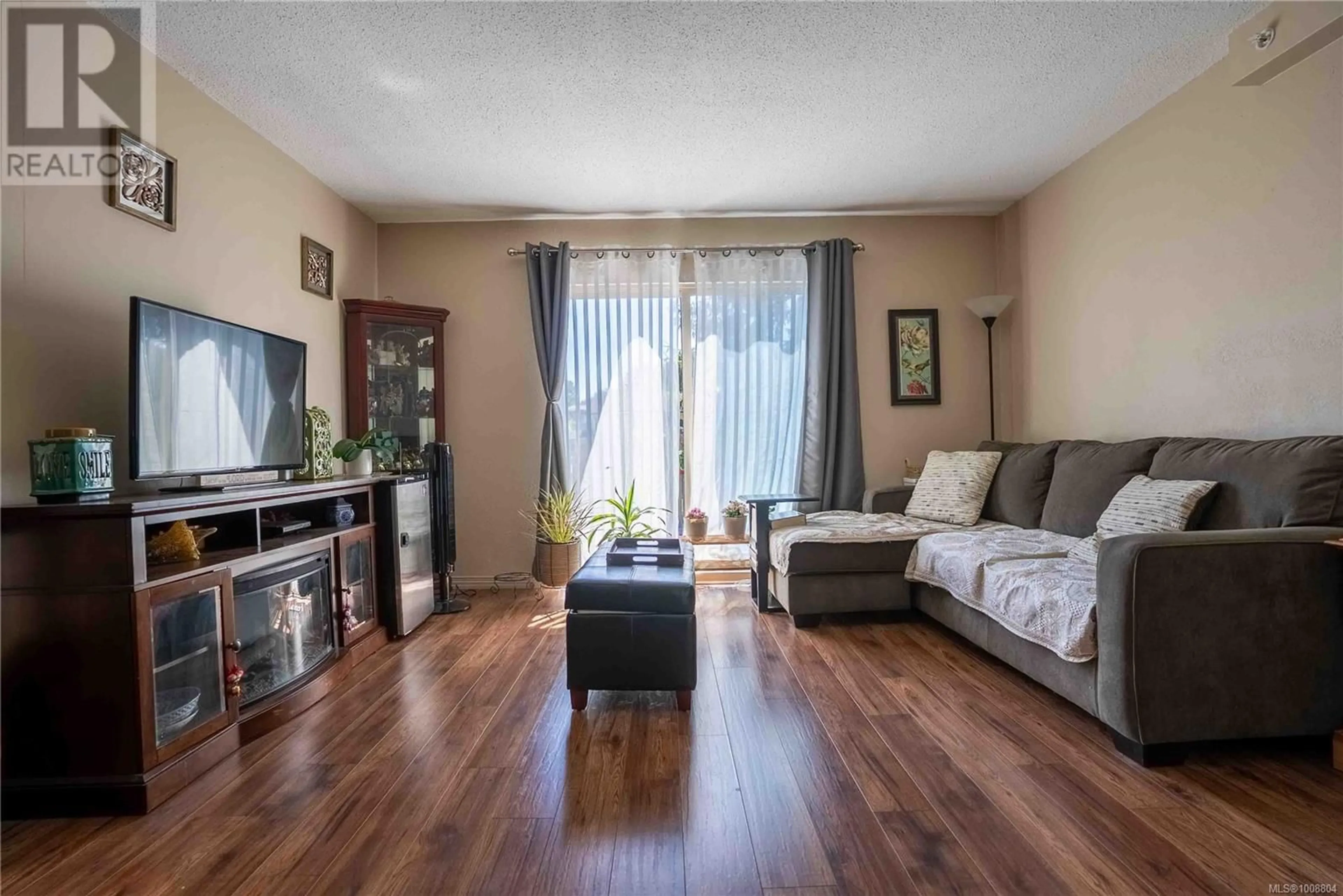 Living room with furniture, wood/laminate floor for 77 - 4061 LARCHWOOD DRIVE, Saanich British Columbia V8V3K4
