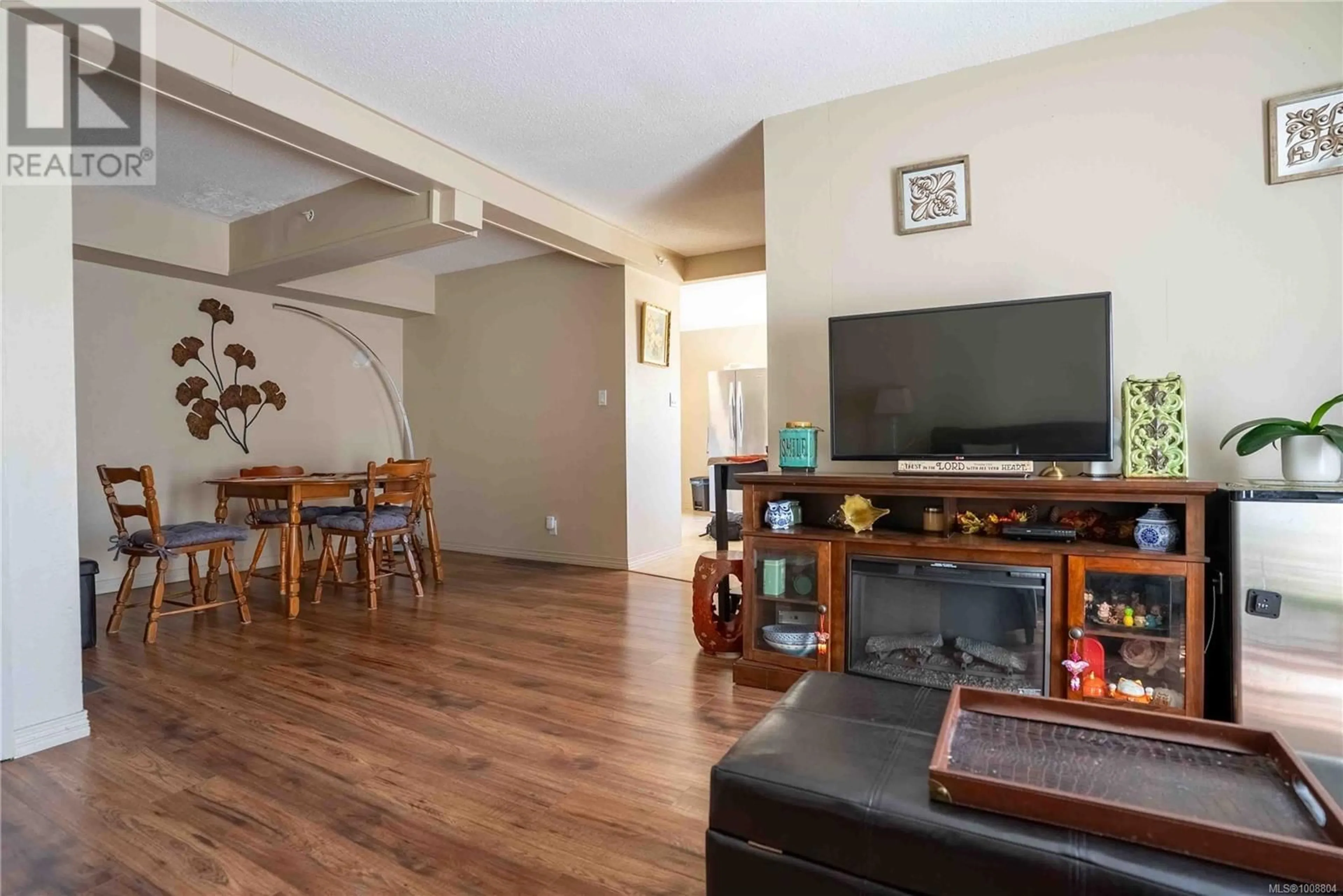 Living room with furniture, wood/laminate floor for 77 - 4061 LARCHWOOD DRIVE, Saanich British Columbia V8V3K4