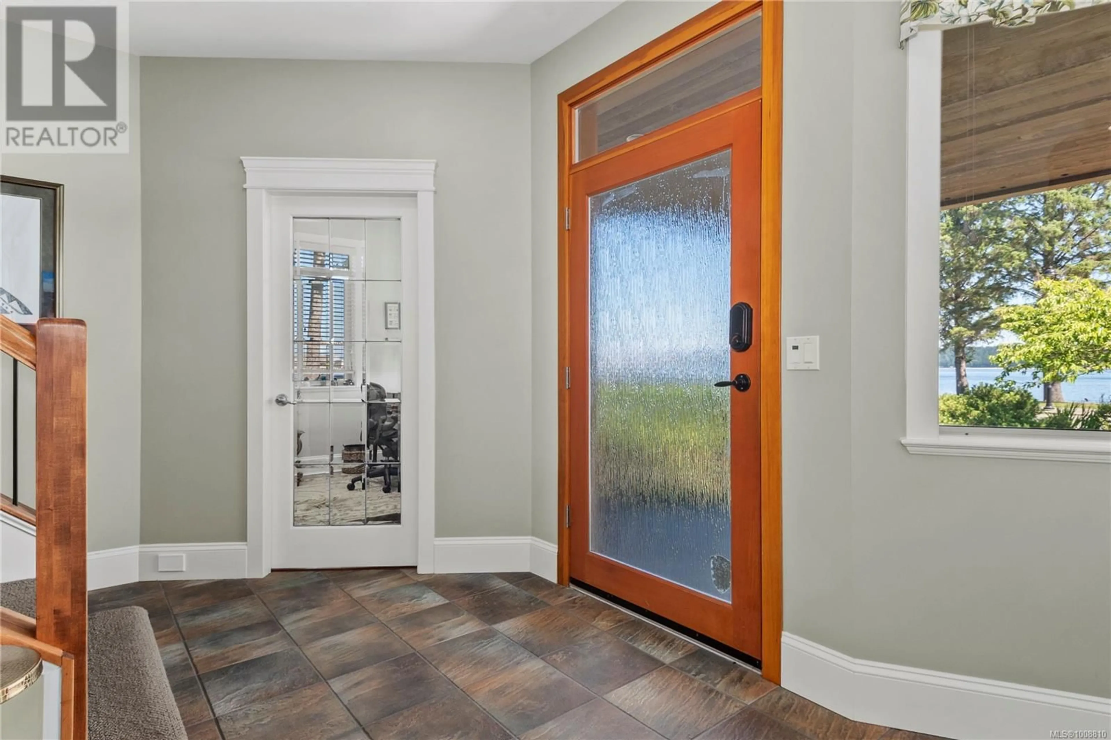 Indoor entryway for 1160 ISLAND HIGHWAY SOUTH, Campbell River British Columbia V9W1B3