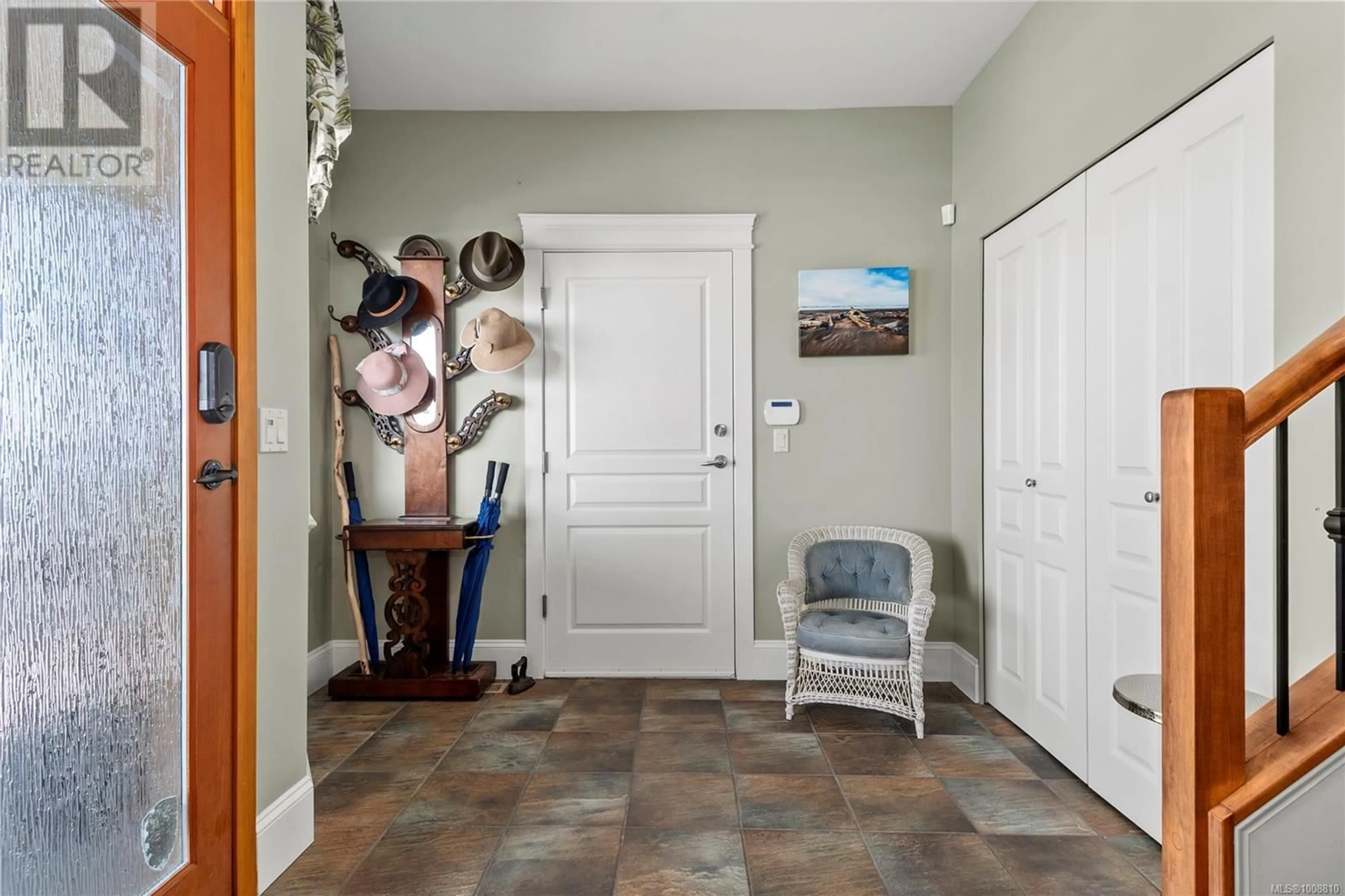 Indoor entryway for 1160 ISLAND HIGHWAY SOUTH, Campbell River British Columbia V9W1B3