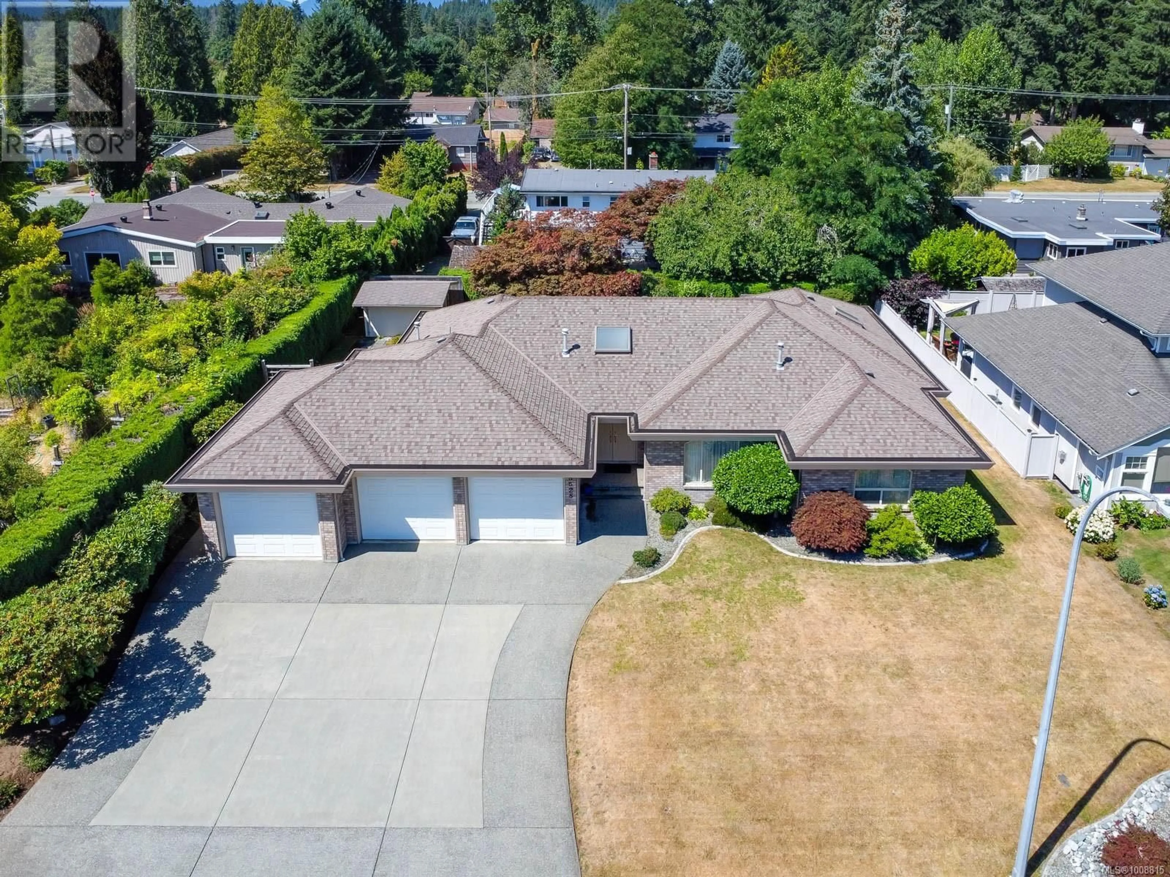 A pic from outside/outdoor area/front of a property/back of a property/a pic from drone, street for 5528 WOODLAND CRESCENT WEST, Port Alberni British Columbia V9Y8E6