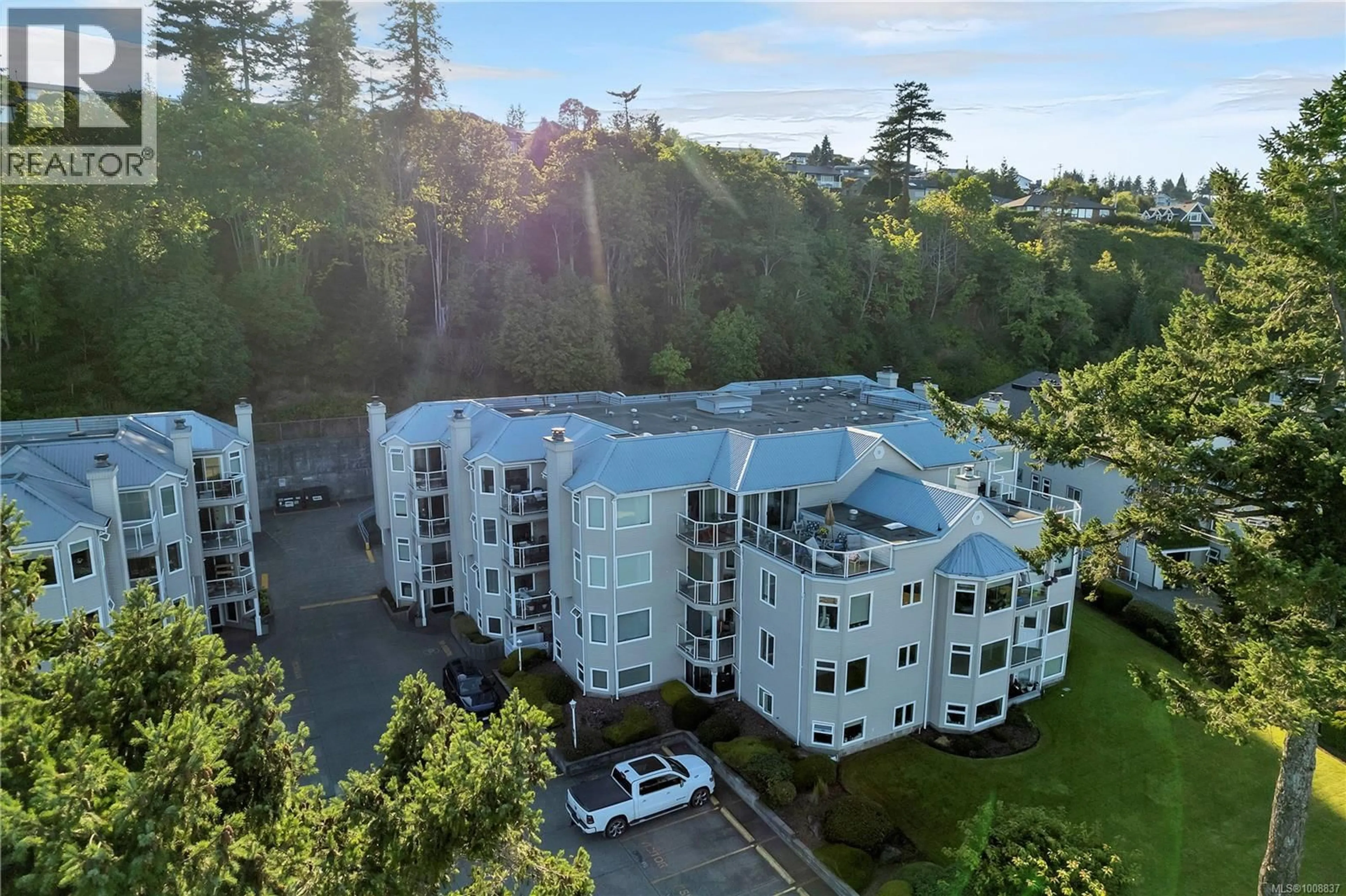 A pic from outside/outdoor area/front of a property/back of a property/a pic from drone, building for 307A - 650 ISLAND HIGHWAY SOUTH, Campbell River British Columbia V9W1A6