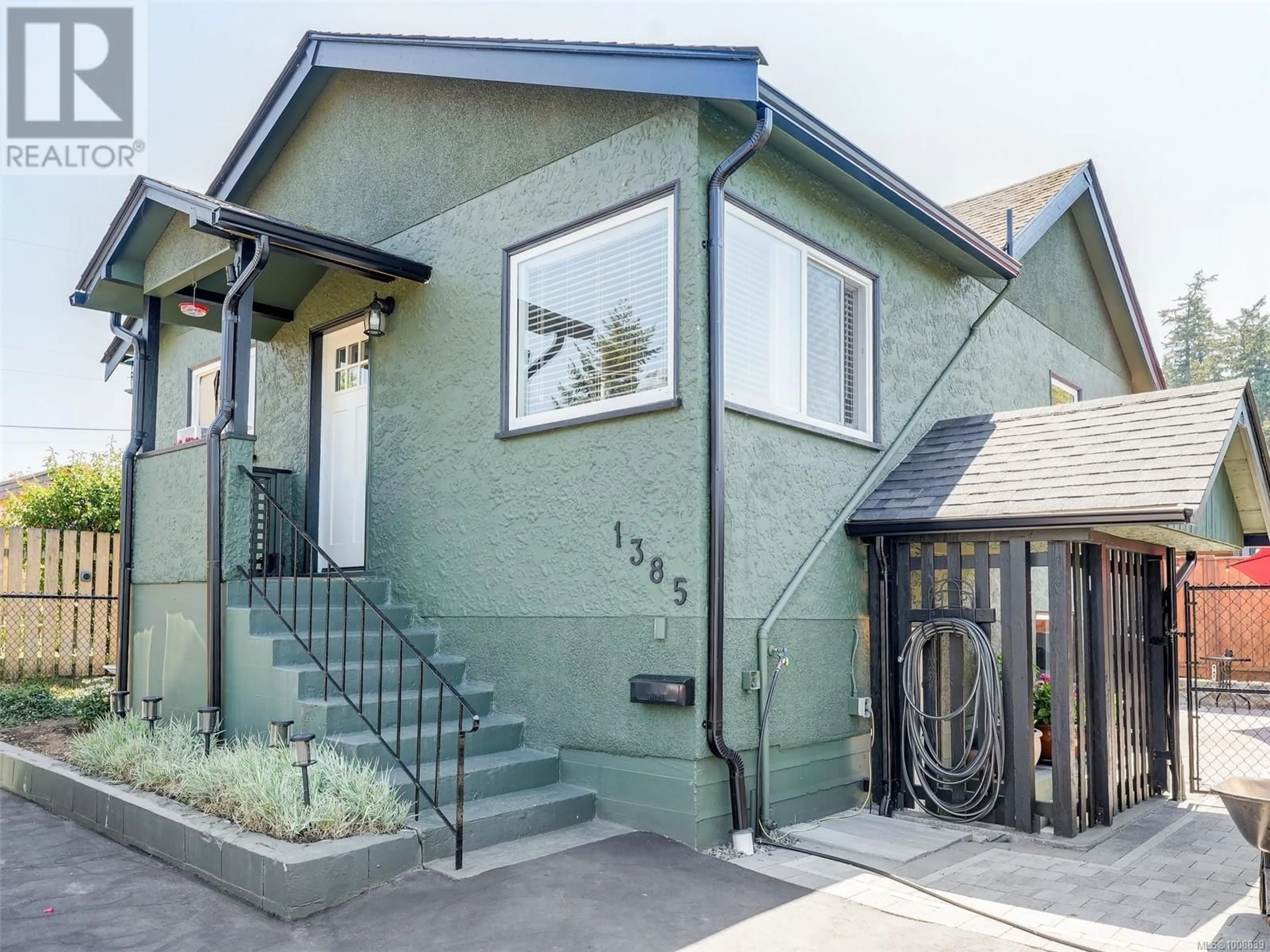 Home with vinyl exterior material, street for 1385 HASTINGS STREET, Saanich British Columbia V8Z2W6