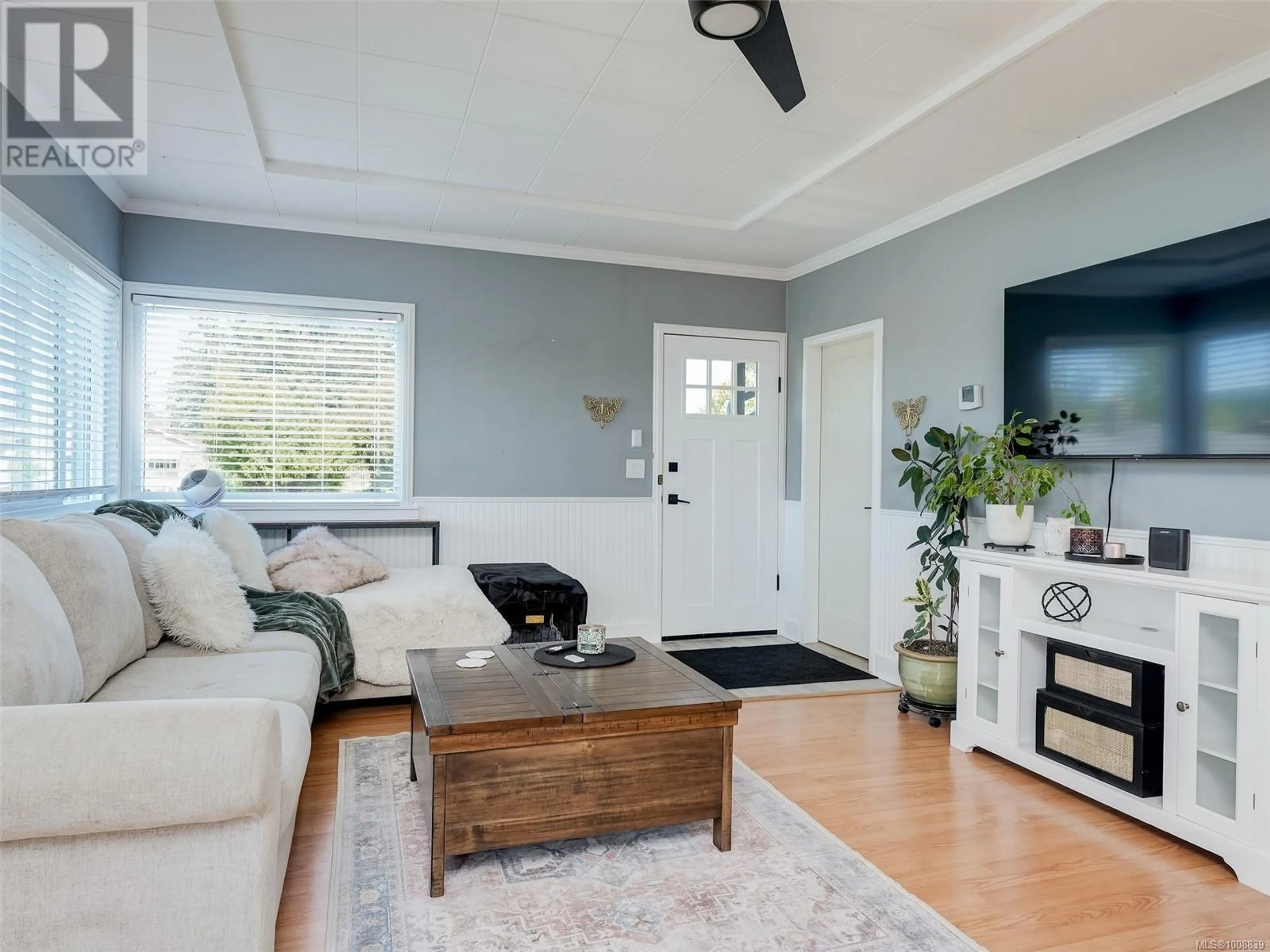 Living room with furniture, wood/laminate floor for 1385 HASTINGS STREET, Saanich British Columbia V8Z2W6