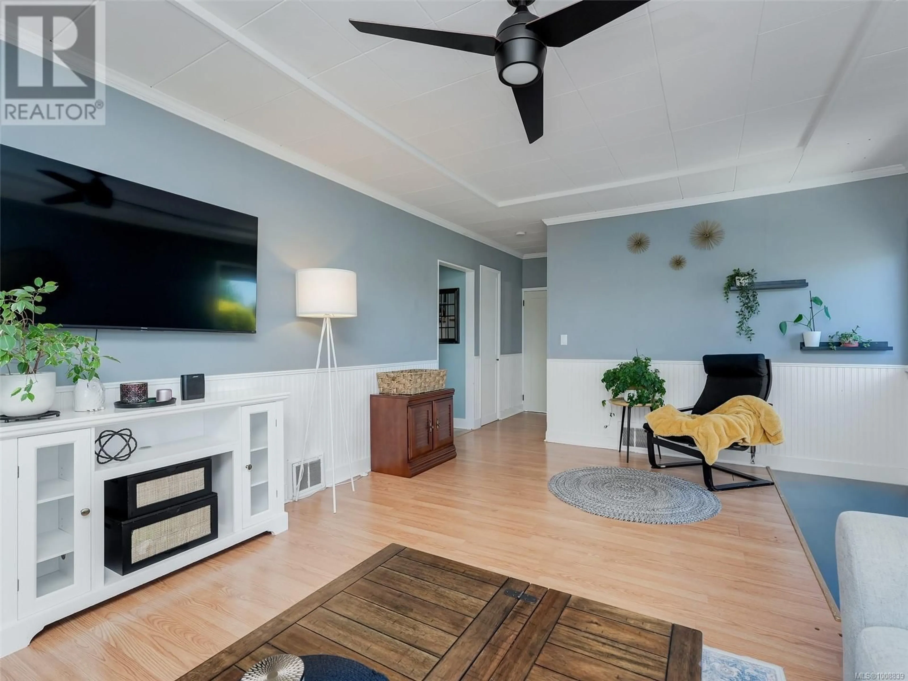 Living room with furniture, wood/laminate floor for 1385 HASTINGS STREET, Saanich British Columbia V8Z2W6