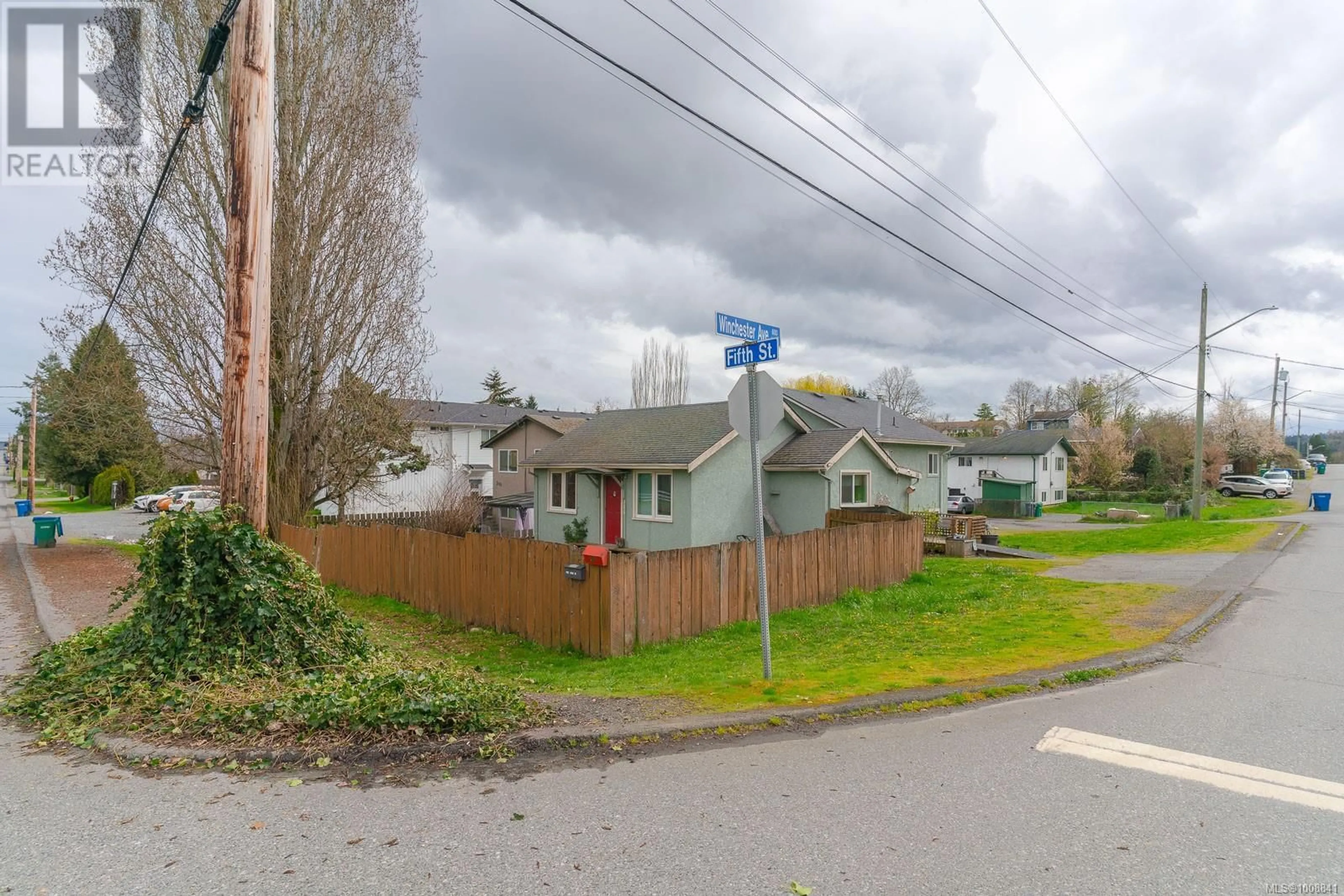 A pic from outside/outdoor area/front of a property/back of a property/a pic from drone, street for 315 FIFTH STREET, Nanaimo British Columbia V9R1N6