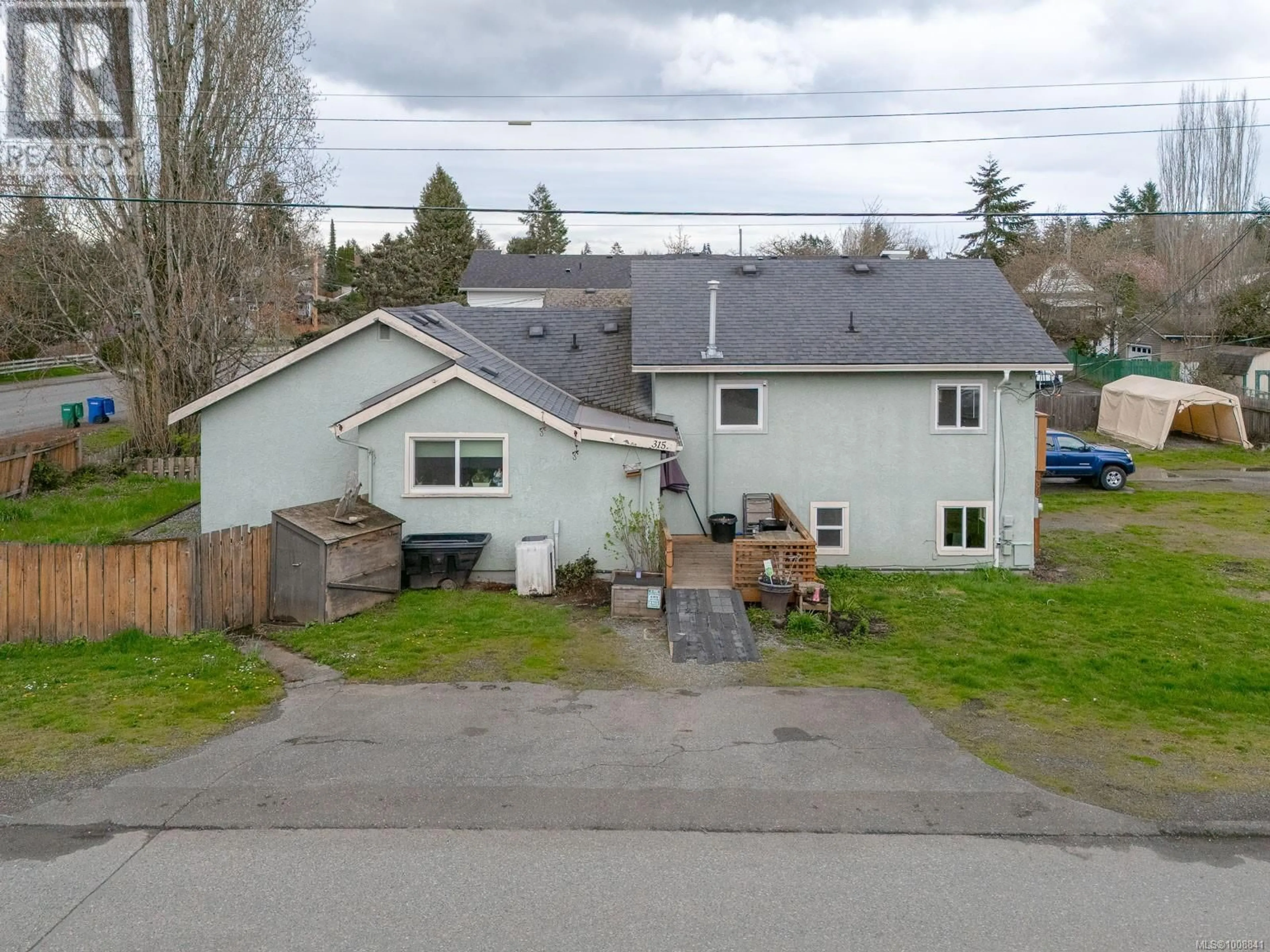 A pic from outside/outdoor area/front of a property/back of a property/a pic from drone, street for 315 FIFTH STREET, Nanaimo British Columbia V9R1N6