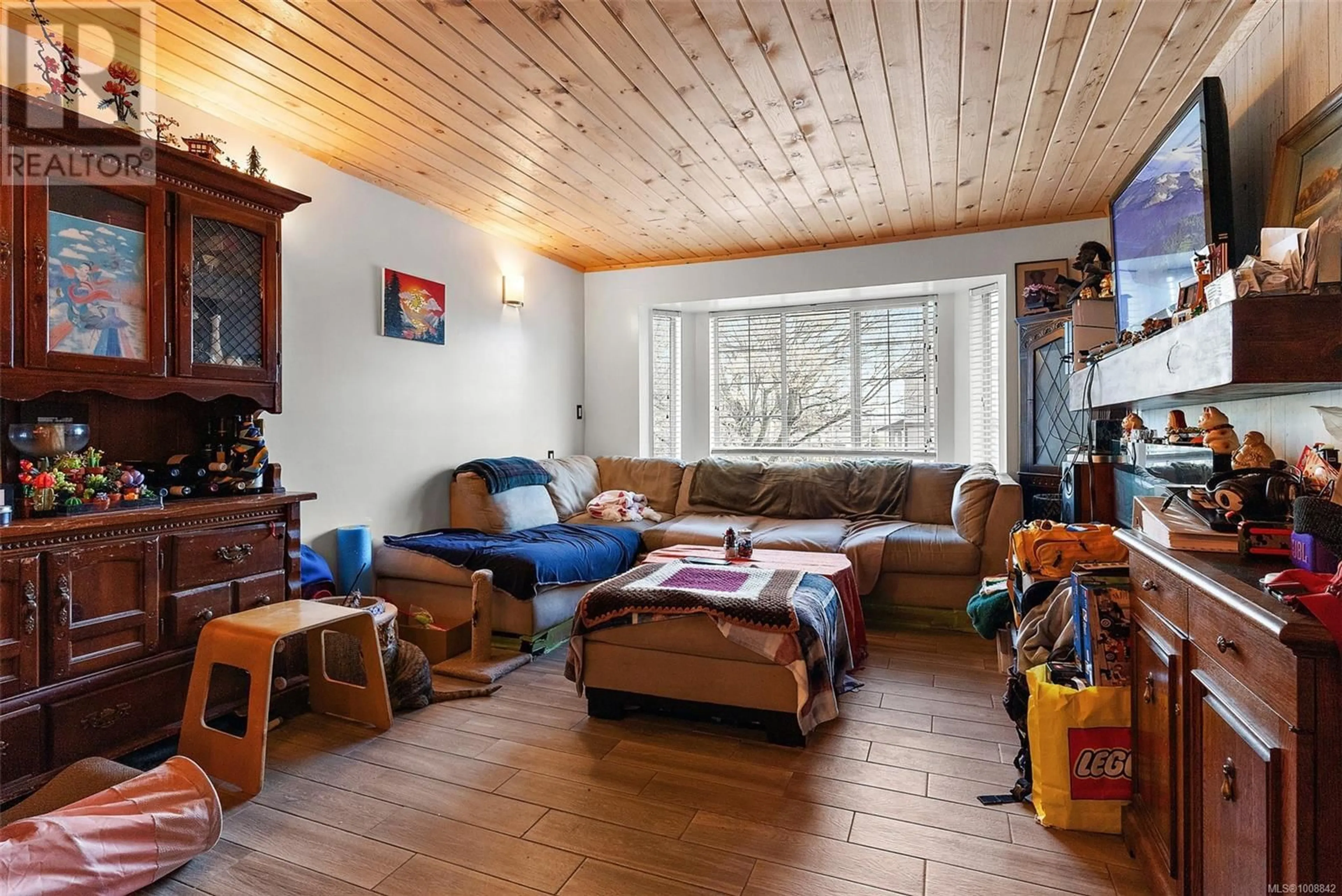 Living room with furniture, wood/laminate floor for 3176 BALFOUR AVENUE, Victoria British Columbia V9A1S1