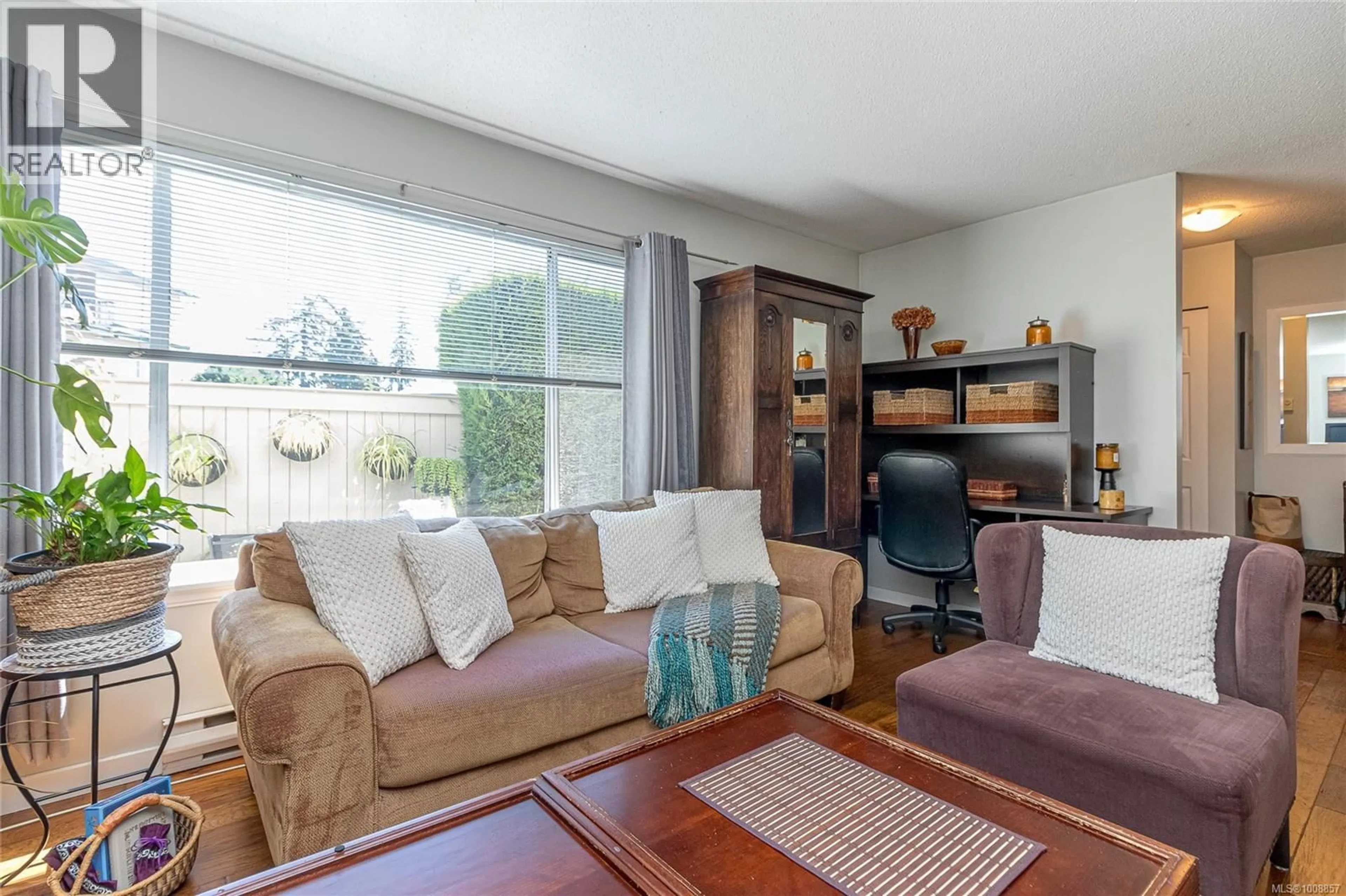 Living room with furniture, wood/laminate floor for 5 - 1910 BOWEN ROAD, Nanaimo British Columbia V9S5S6