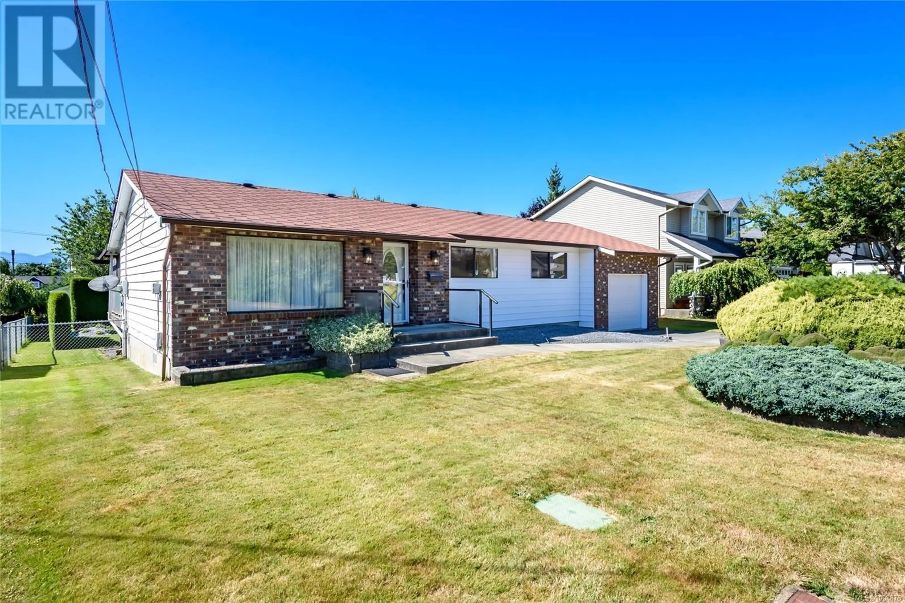 Home with vinyl exterior material, street for 1915 MARTEN AVENUE, Comox British Columbia V9M2J9