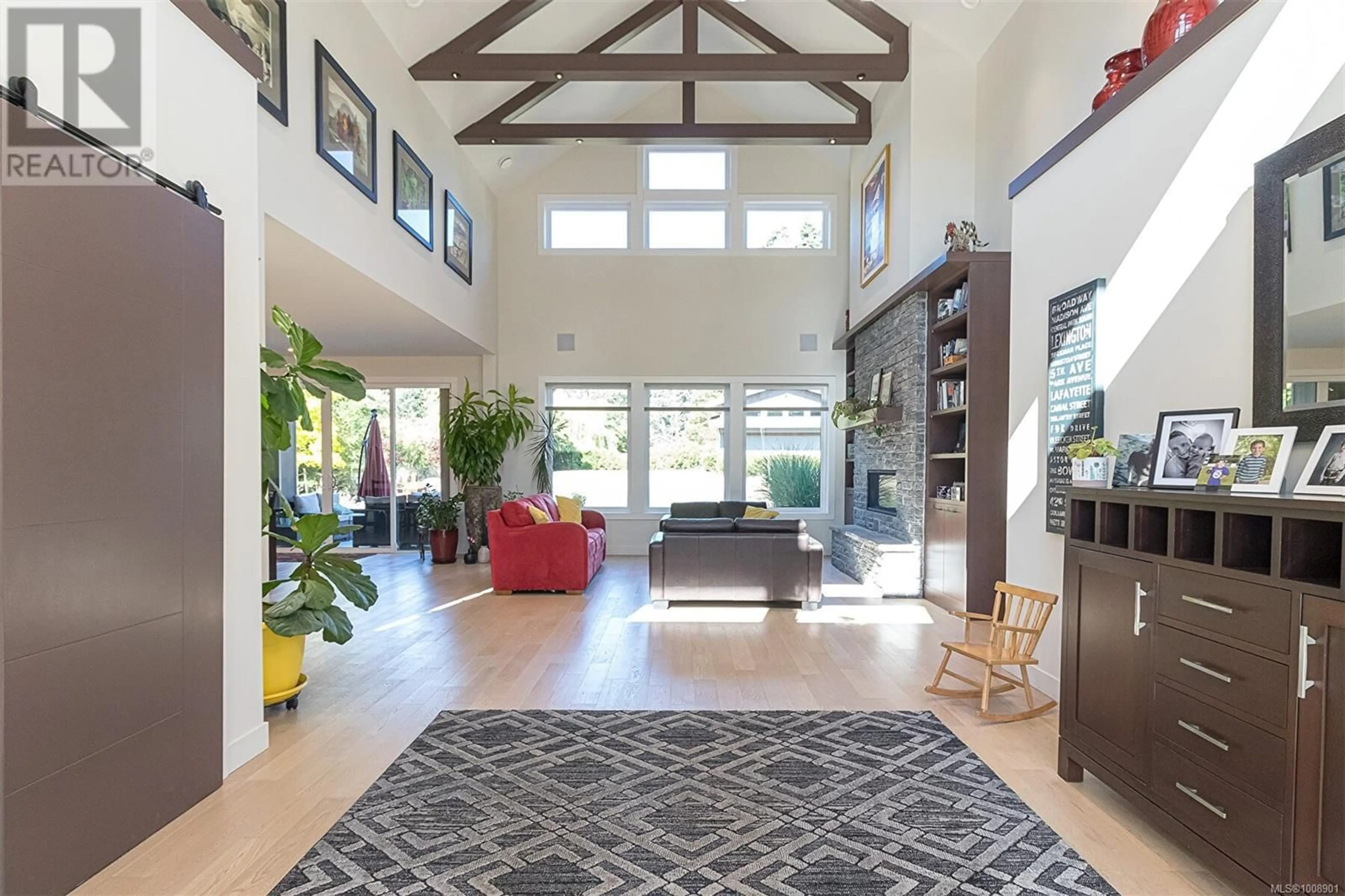 Indoor foyer for 10830 DERRICK ROAD, North Saanich British Columbia V8L1M5