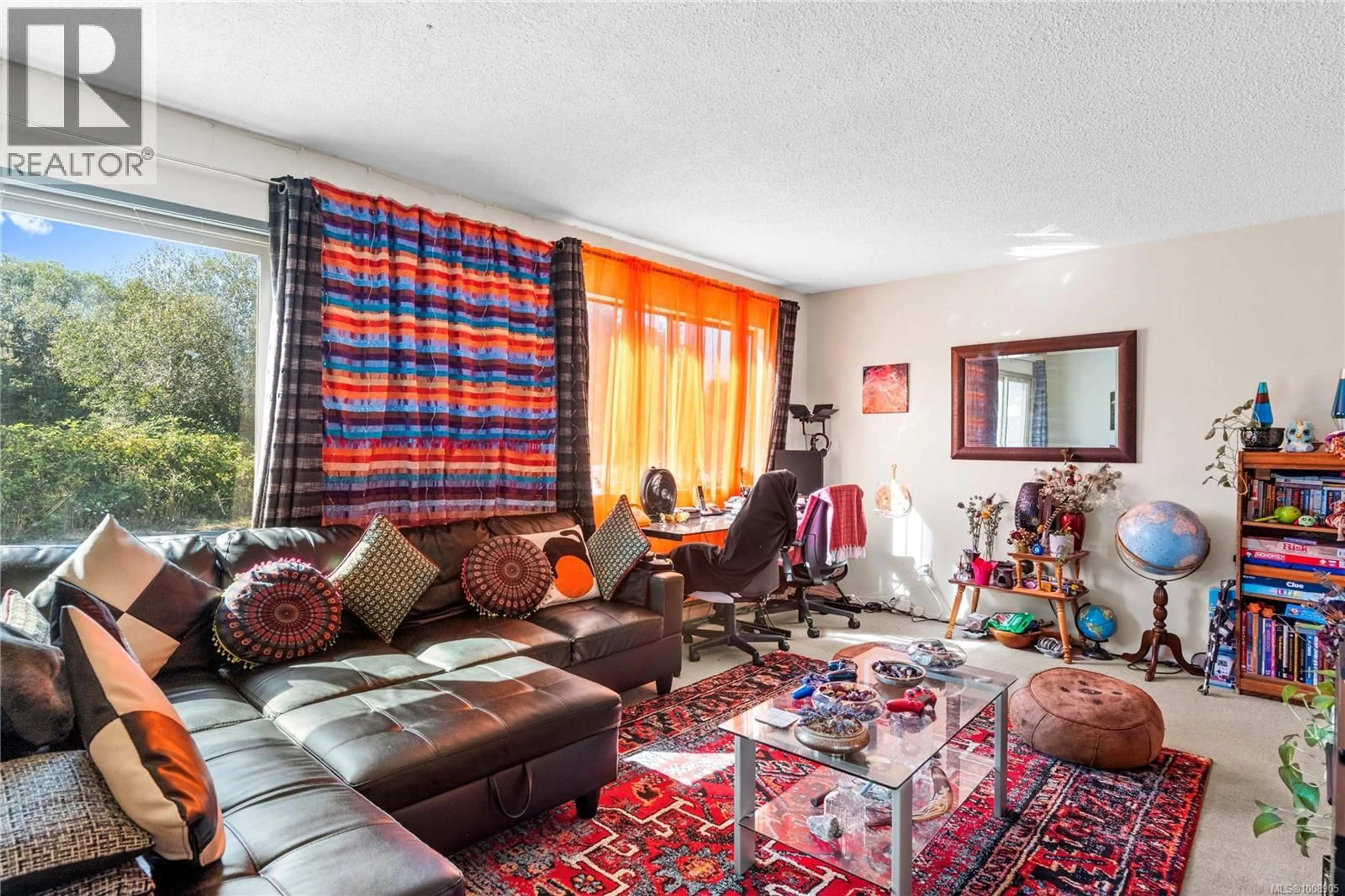 Living room with furniture, carpet floor for B - 1060 ST. GEORGE CRESCENT, Nanaimo British Columbia V9S1X1