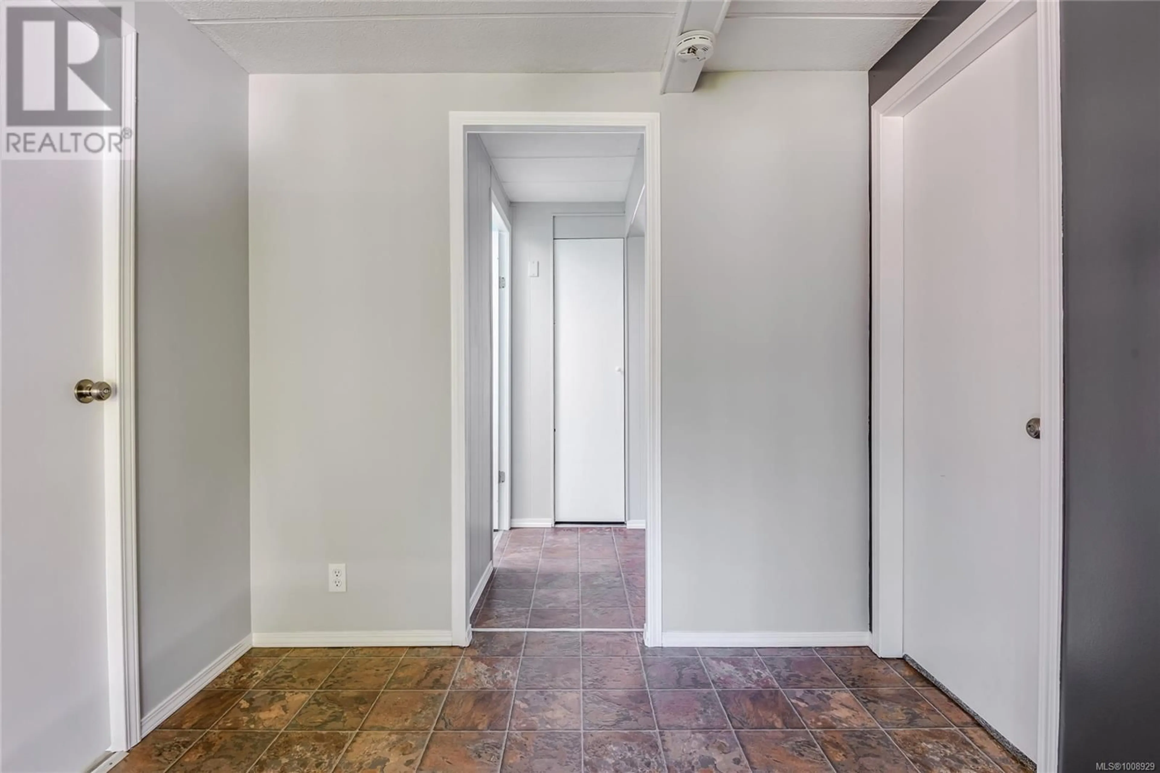 Indoor entryway for 3923 WAVECREST ROAD, Campbell River British Columbia V9H1H8