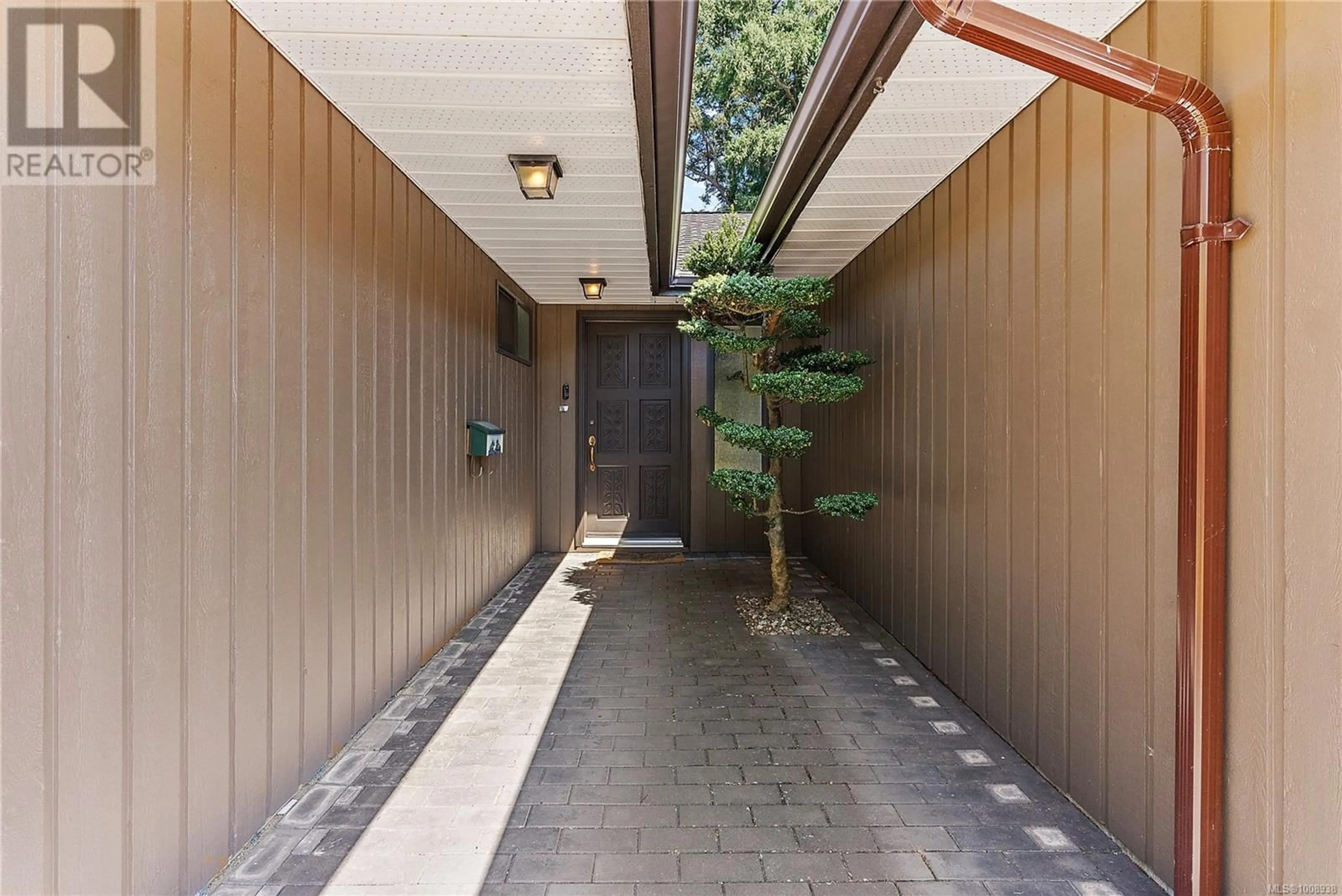 Indoor foyer for 4399 ROBINWOOD DRIVE, Saanich British Columbia V8N5R7
