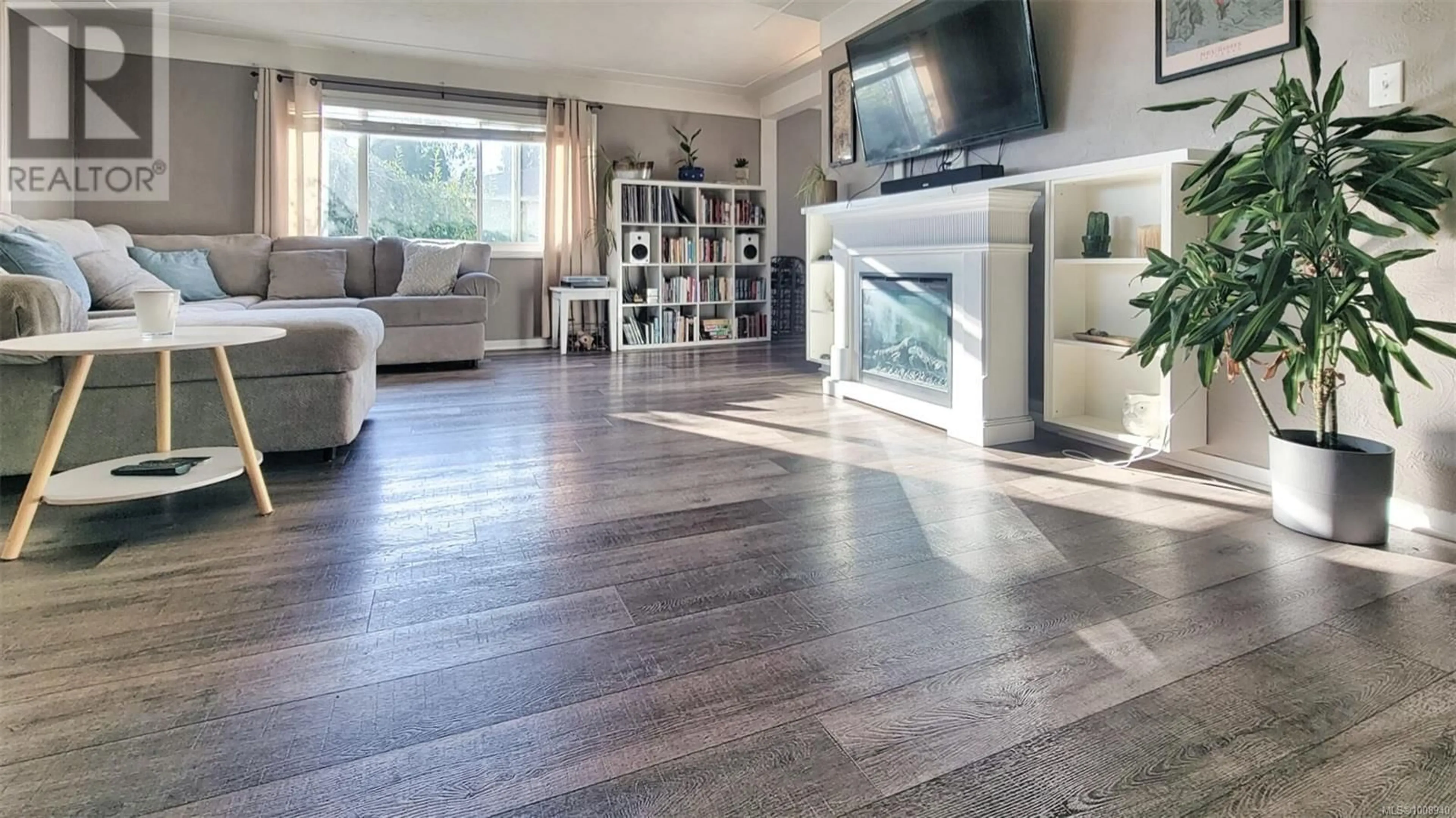 Living room with furniture, wood/laminate floor for 222 BURNSIDE ROAD WEST, Saanich British Columbia V9A1C3