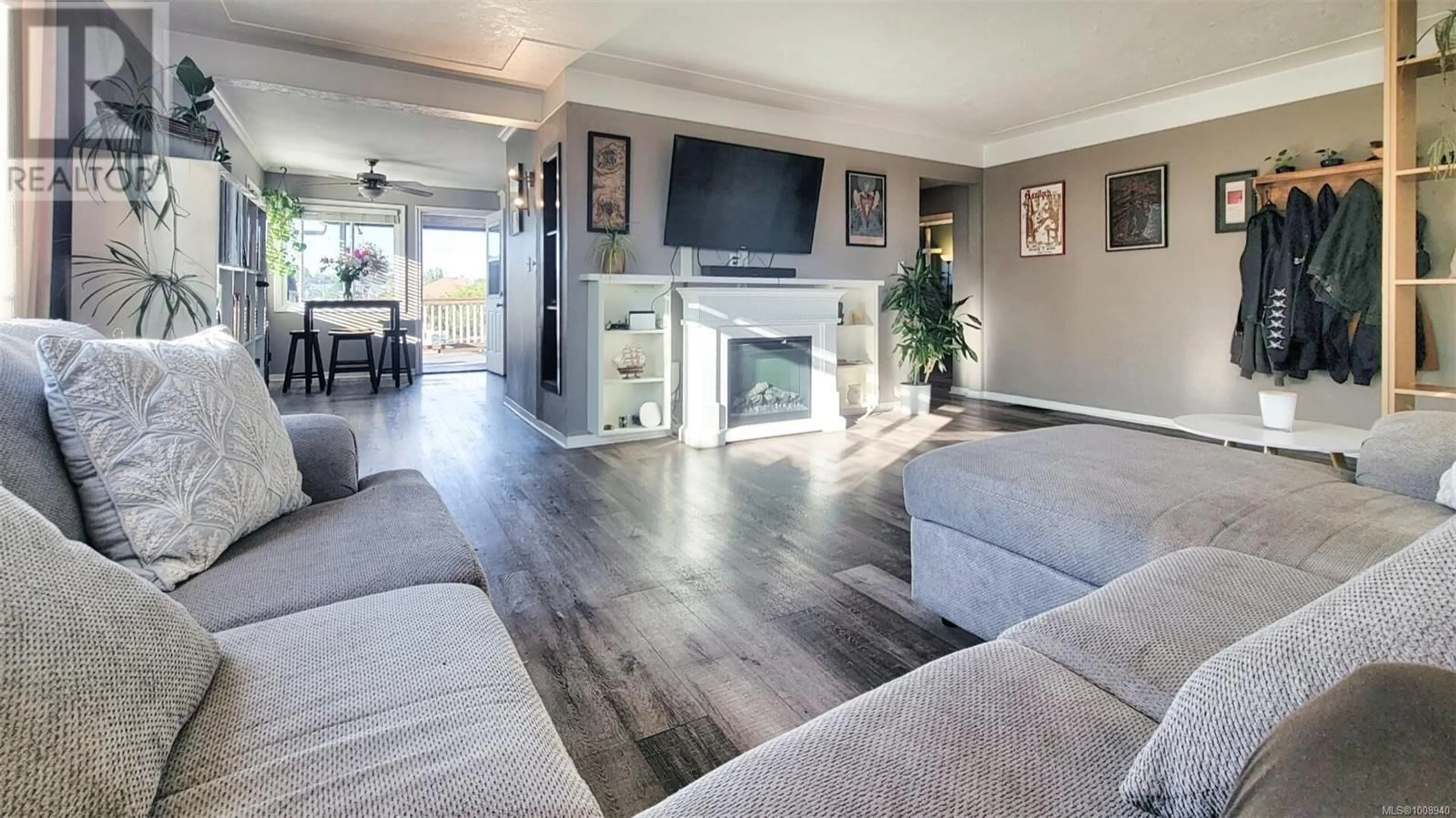Living room with furniture, unknown for 222 BURNSIDE ROAD WEST, Saanich British Columbia V9A1C3