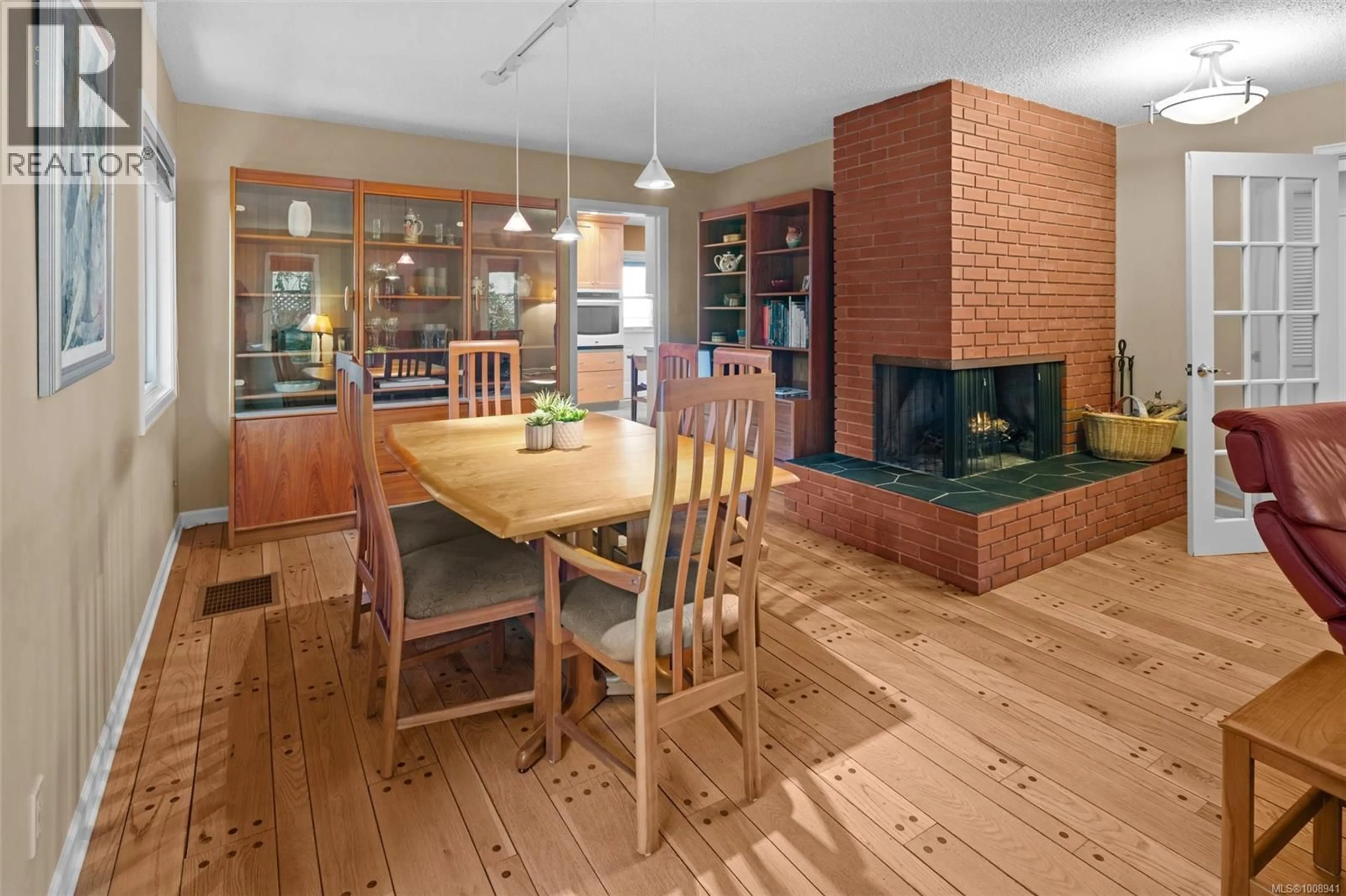 Dining room, wood/laminate floor for 4216 LYNNFIELD CRESCENT, Saanich British Columbia V8N5C7