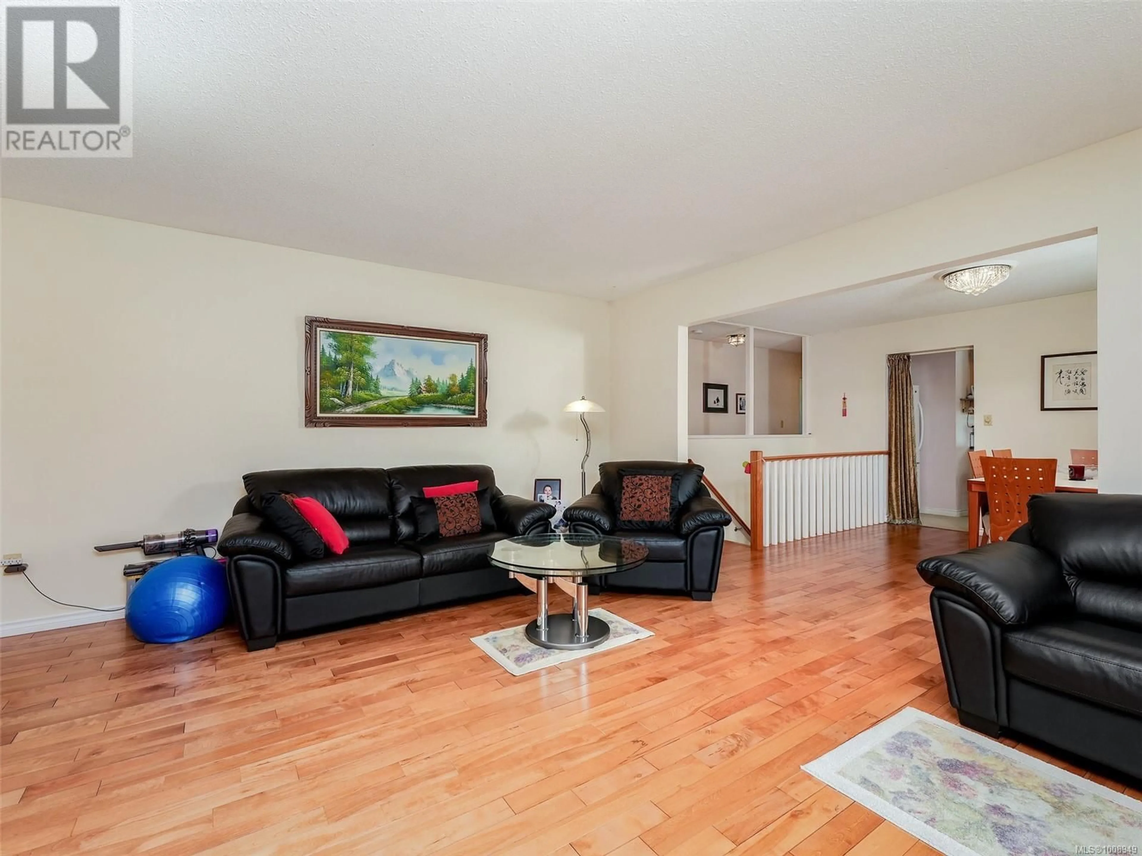 Living room with furniture, wood/laminate floor for 1629 LONGACRE DRIVE, Saanich British Columbia V8N4M5