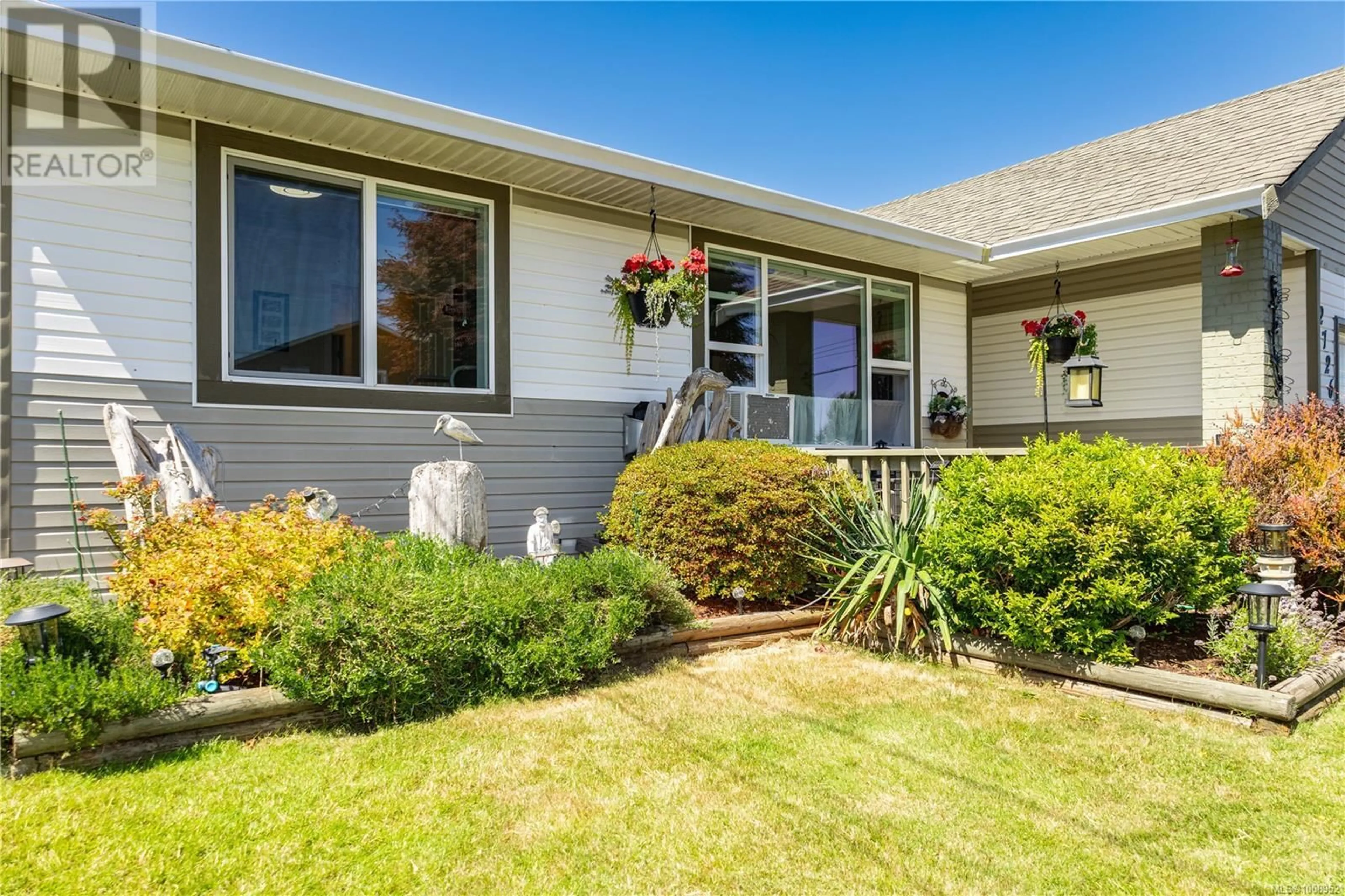 Home with vinyl exterior material, street for 2726 FAIRMILE ROAD, Campbell River British Columbia V9W7L6