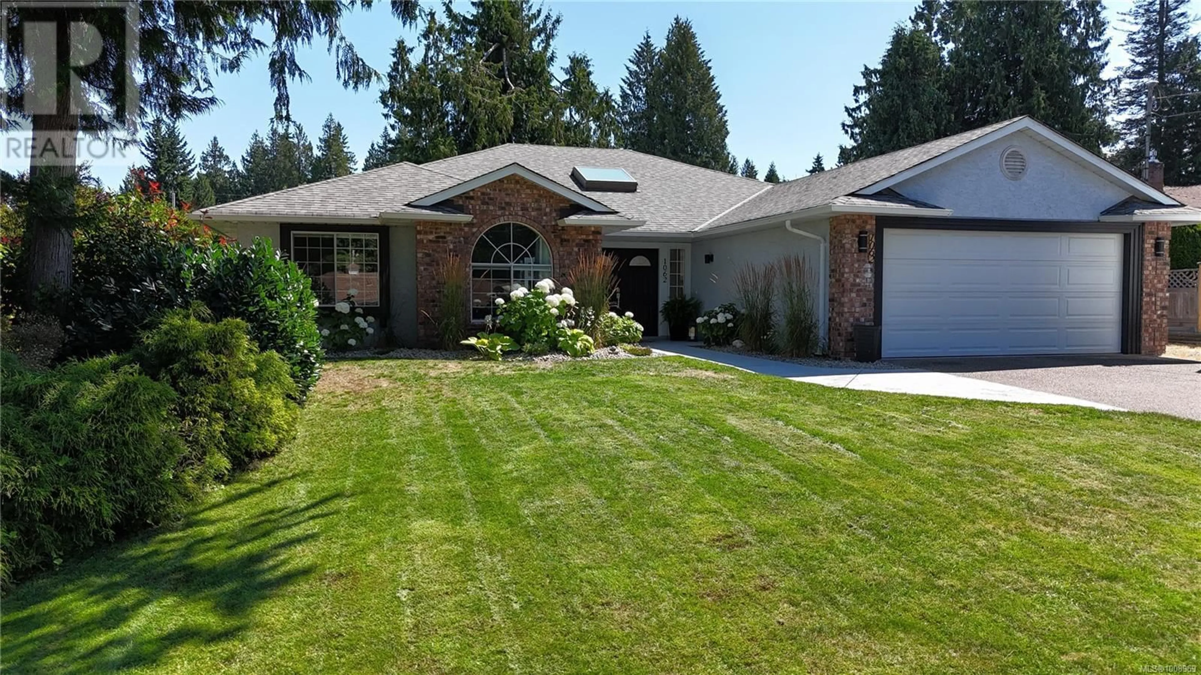 Home with vinyl exterior material, street for 1062 PEKIN PLACE, Qualicum Beach British Columbia V9K1E3