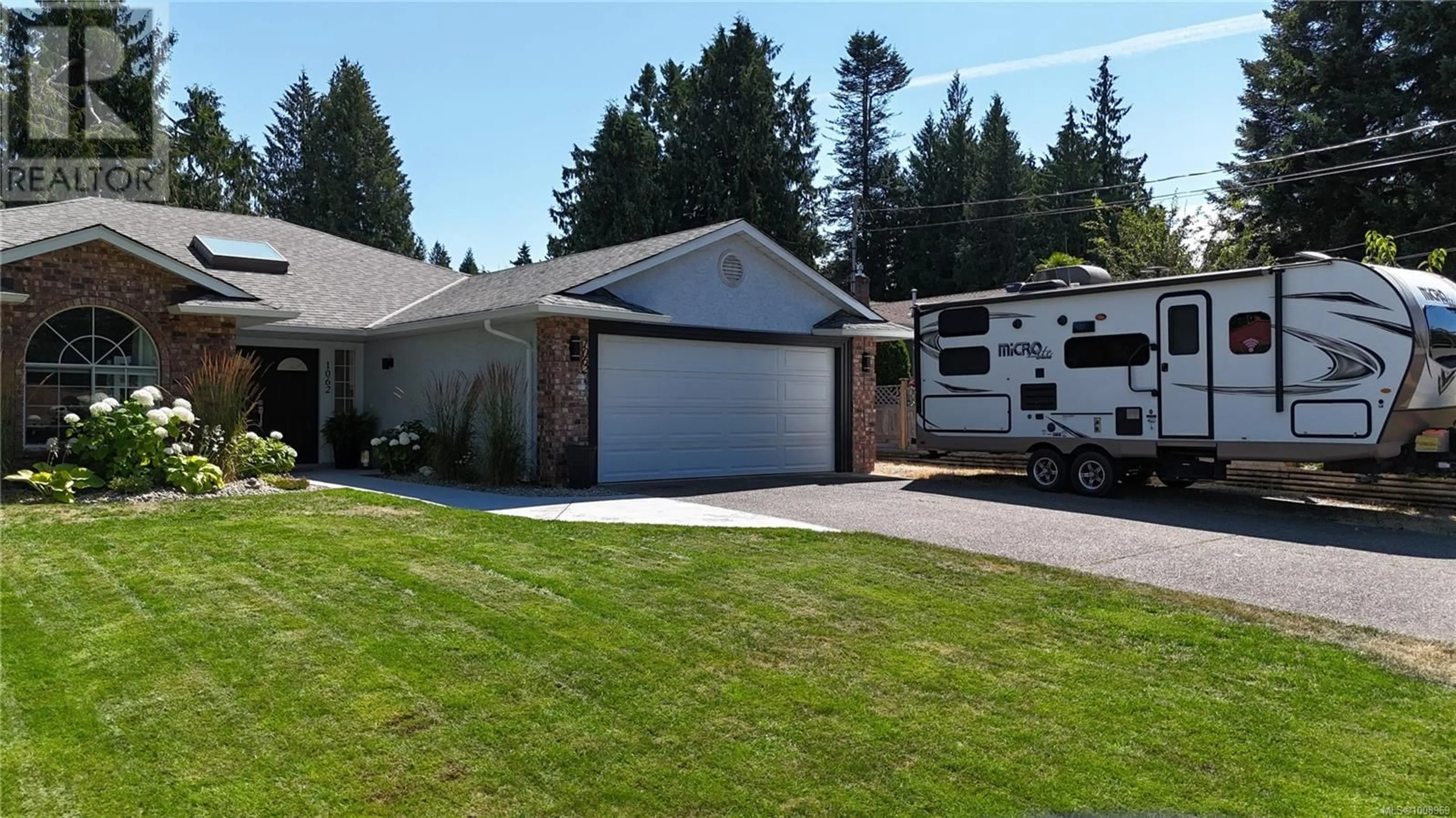 Home with vinyl exterior material, street for 1062 PEKIN PLACE, Qualicum Beach British Columbia V9K1E3
