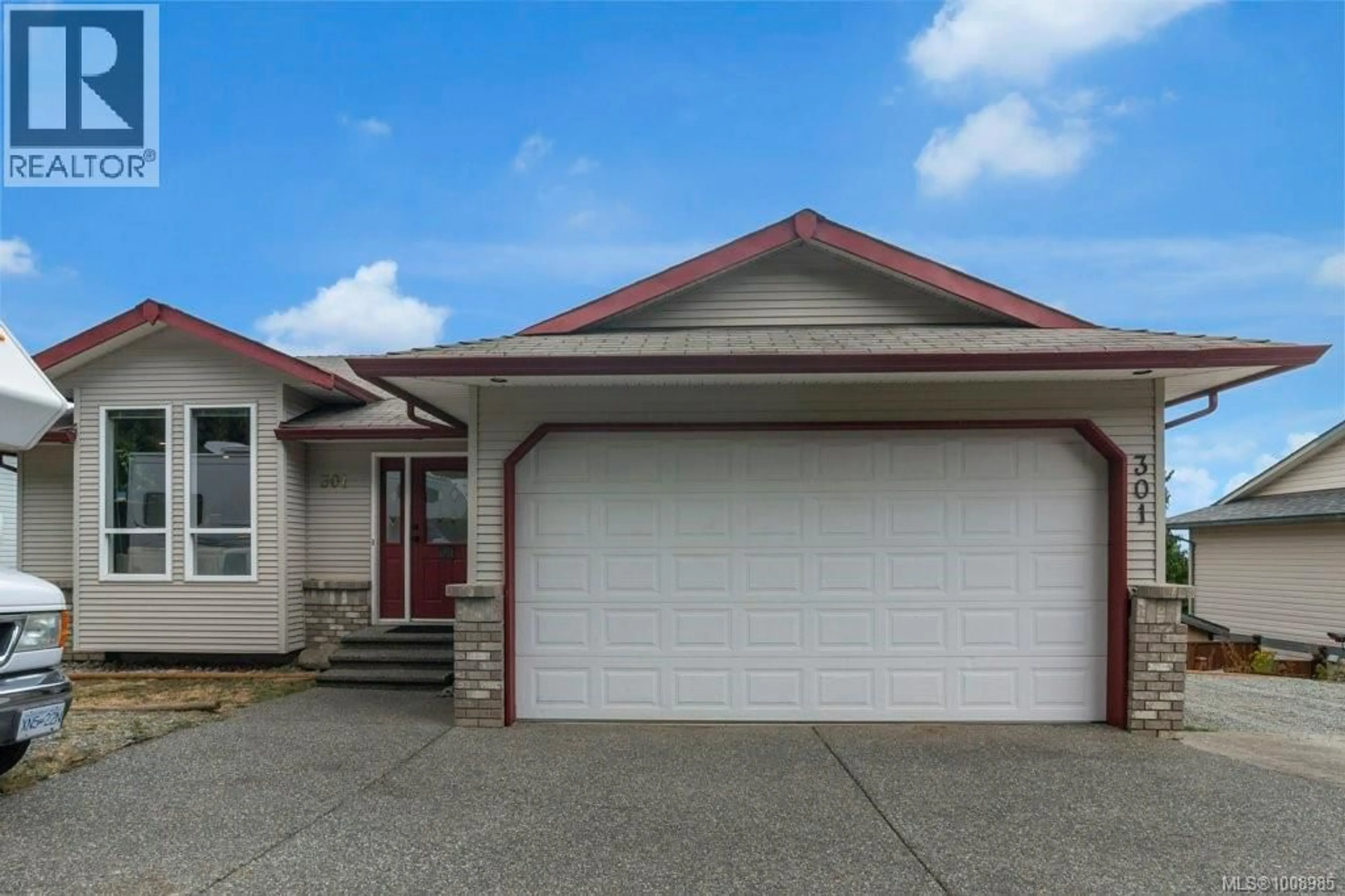 Home with vinyl exterior material, street for 301 WESTWOOD ROAD, Nanaimo British Columbia V9R6Y5