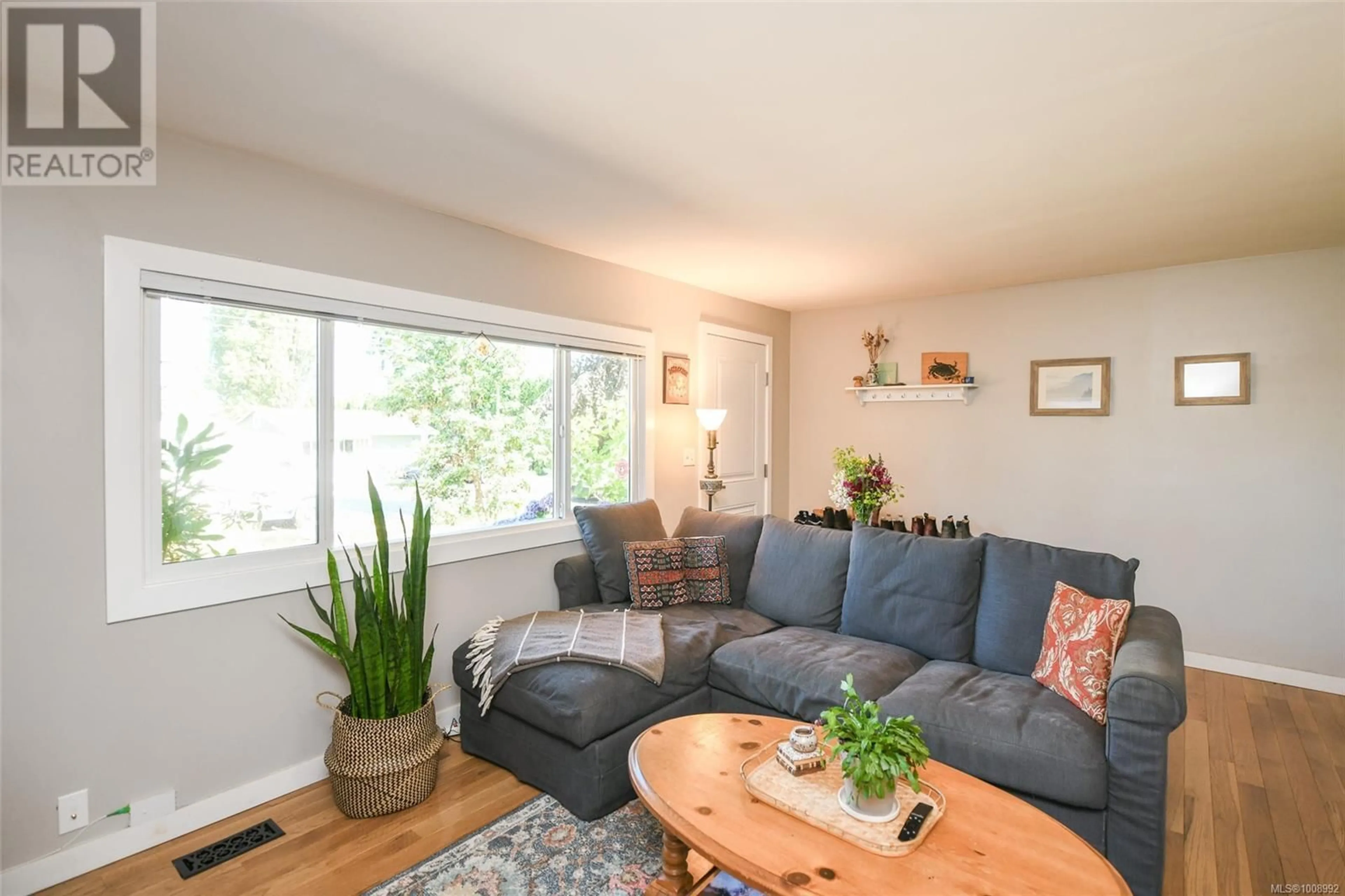 Living room with furniture, wood/laminate floor for 656 11TH STREET, Courtenay British Columbia V9N1T1