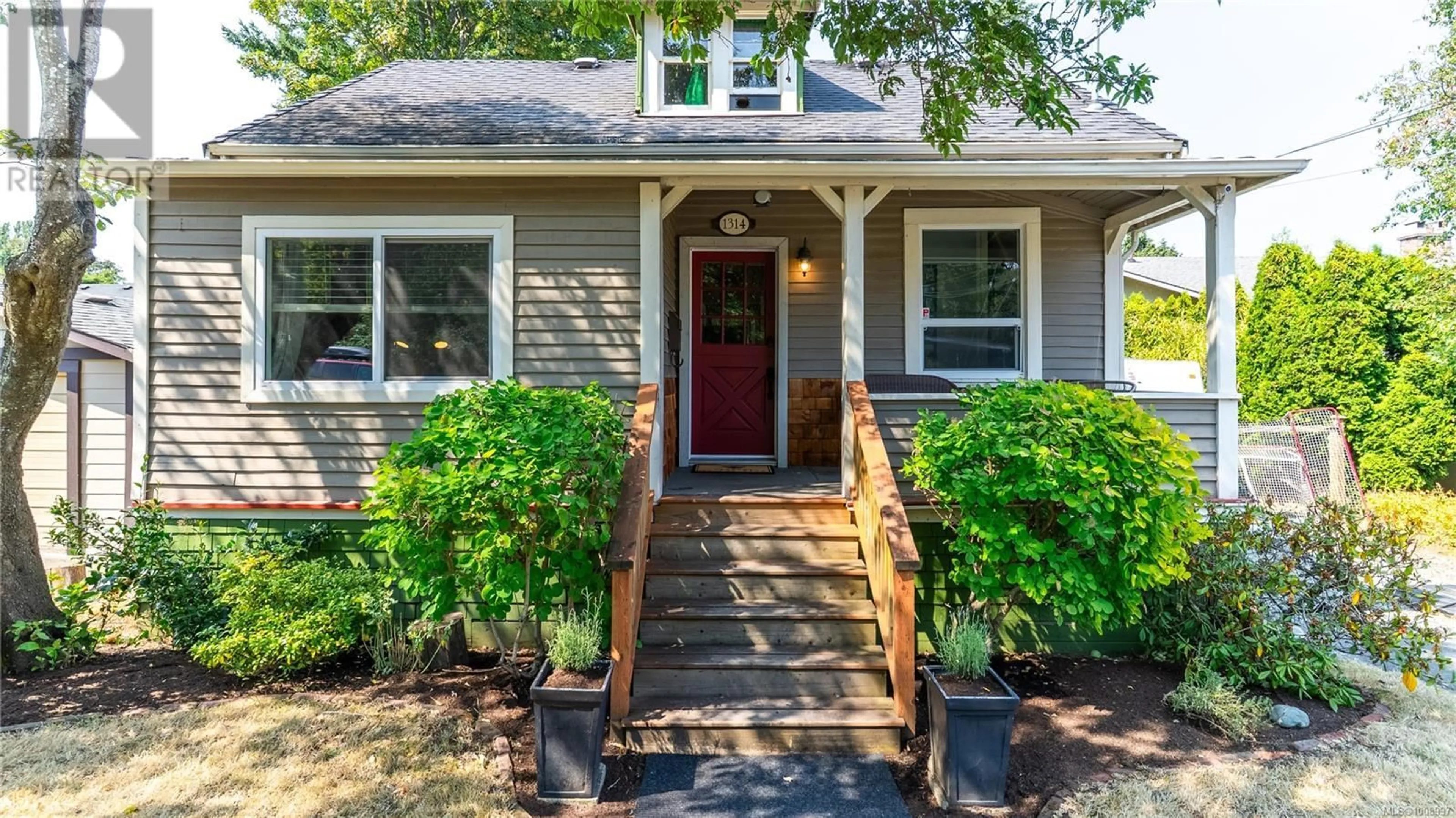 Home with vinyl exterior material, street for 1314 LANG STREET, Victoria British Columbia V8T2S5