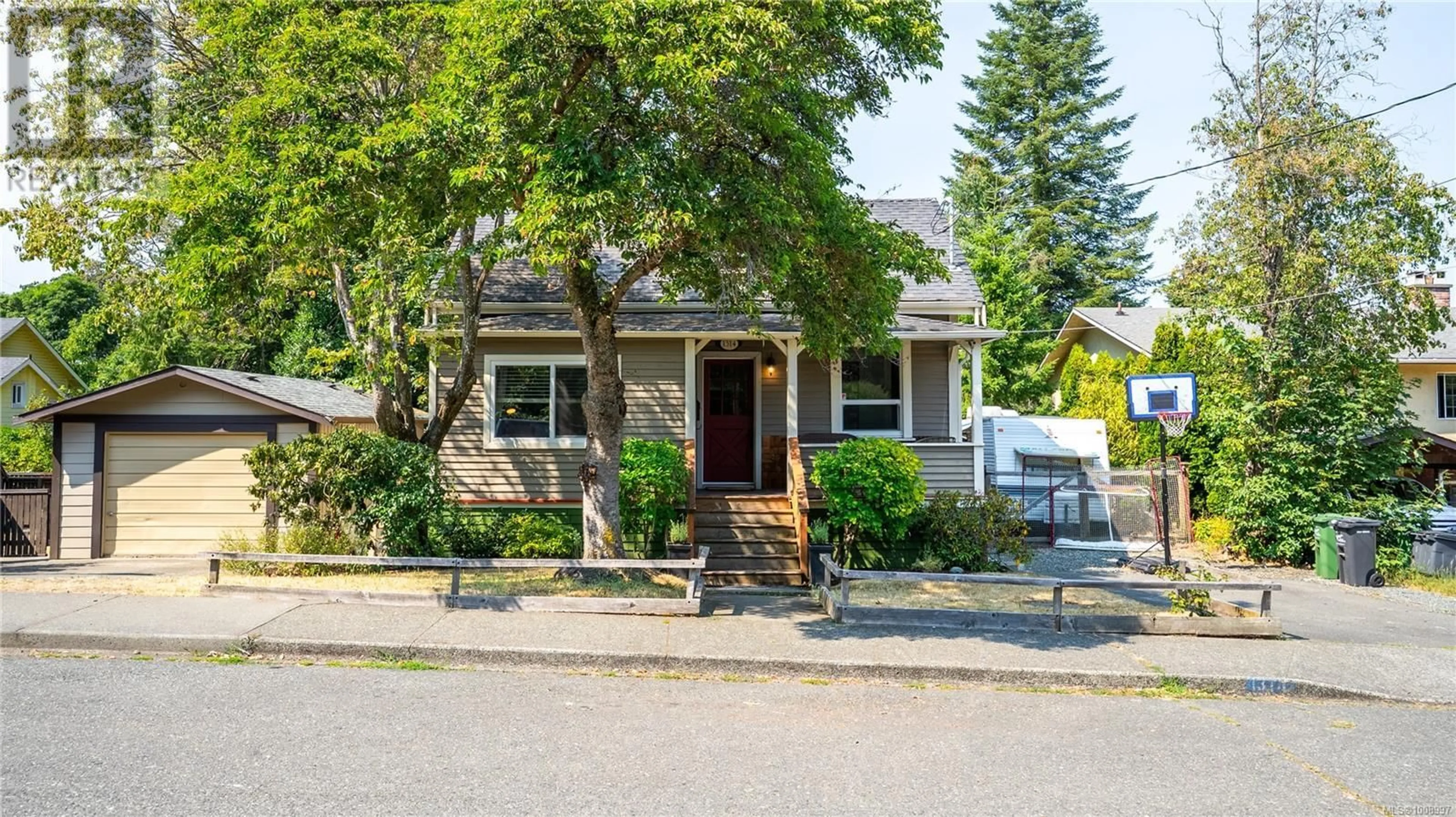 Home with vinyl exterior material, street for 1314 LANG STREET, Victoria British Columbia V8T2S5