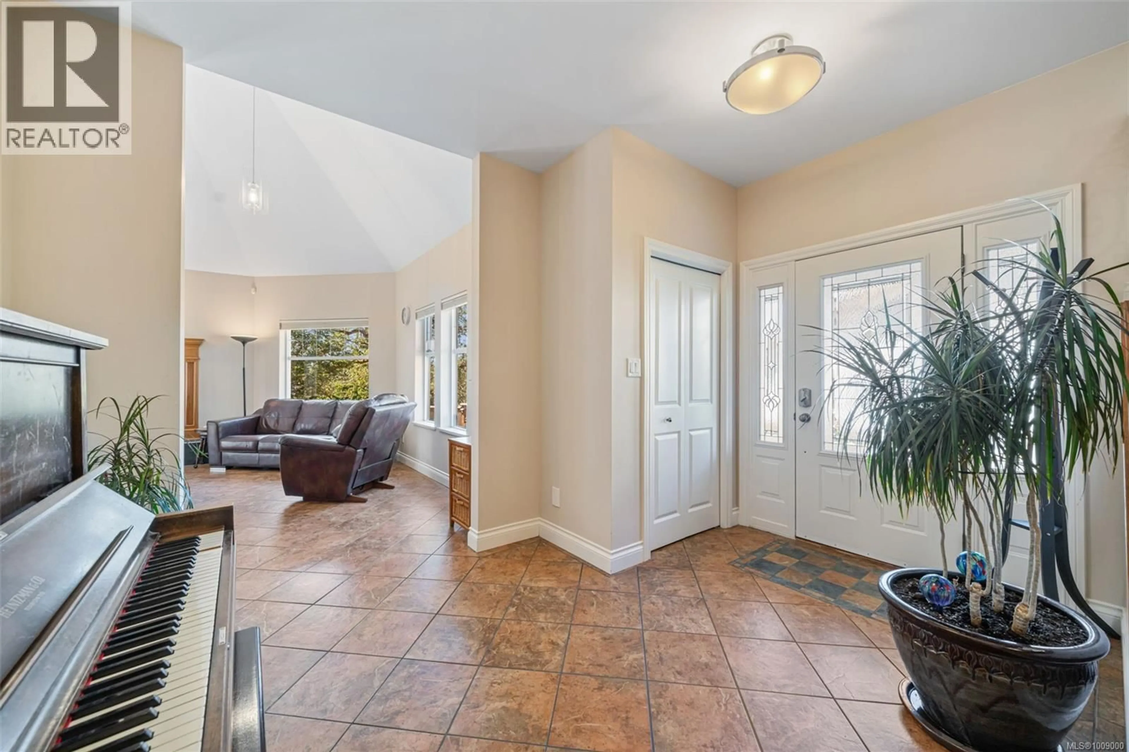 Indoor entryway for 1286 OCEAN VIEW DRIVE, Saanich British Columbia V8P1J7
